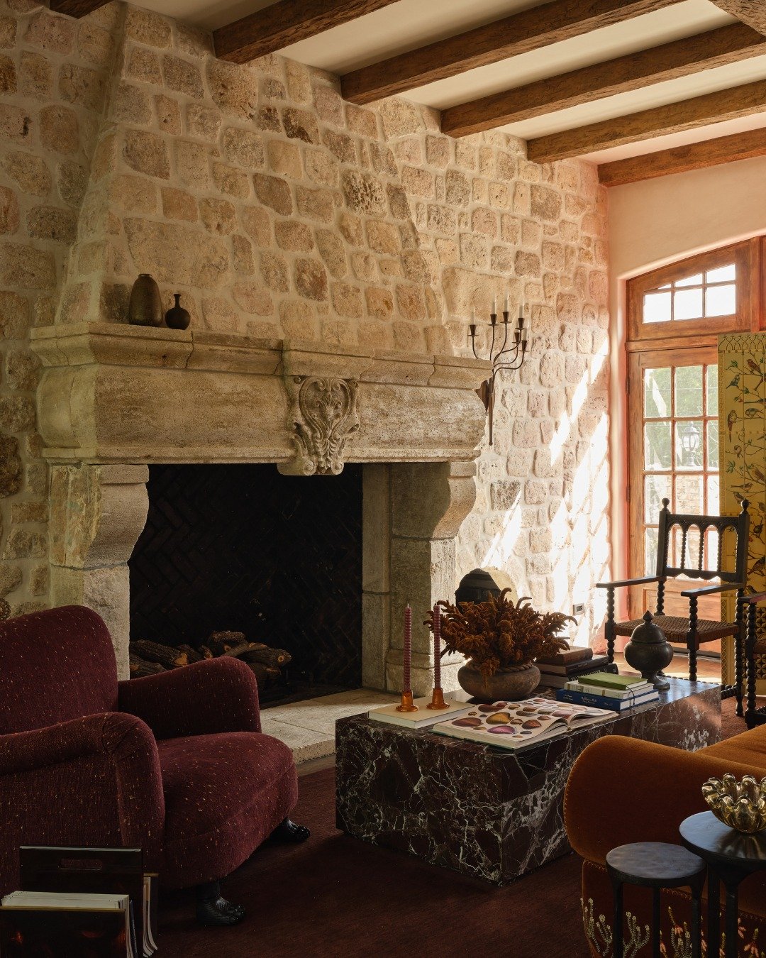 The furniture brought this room to life, layering bespoke custom furniture with antiques. Swipe to see behind the scenes of our furniture going in!

📸 @michaelcliffordphotography
Construction: @buildrattigan 

#interiordesign #beverlyhillsinteriors 