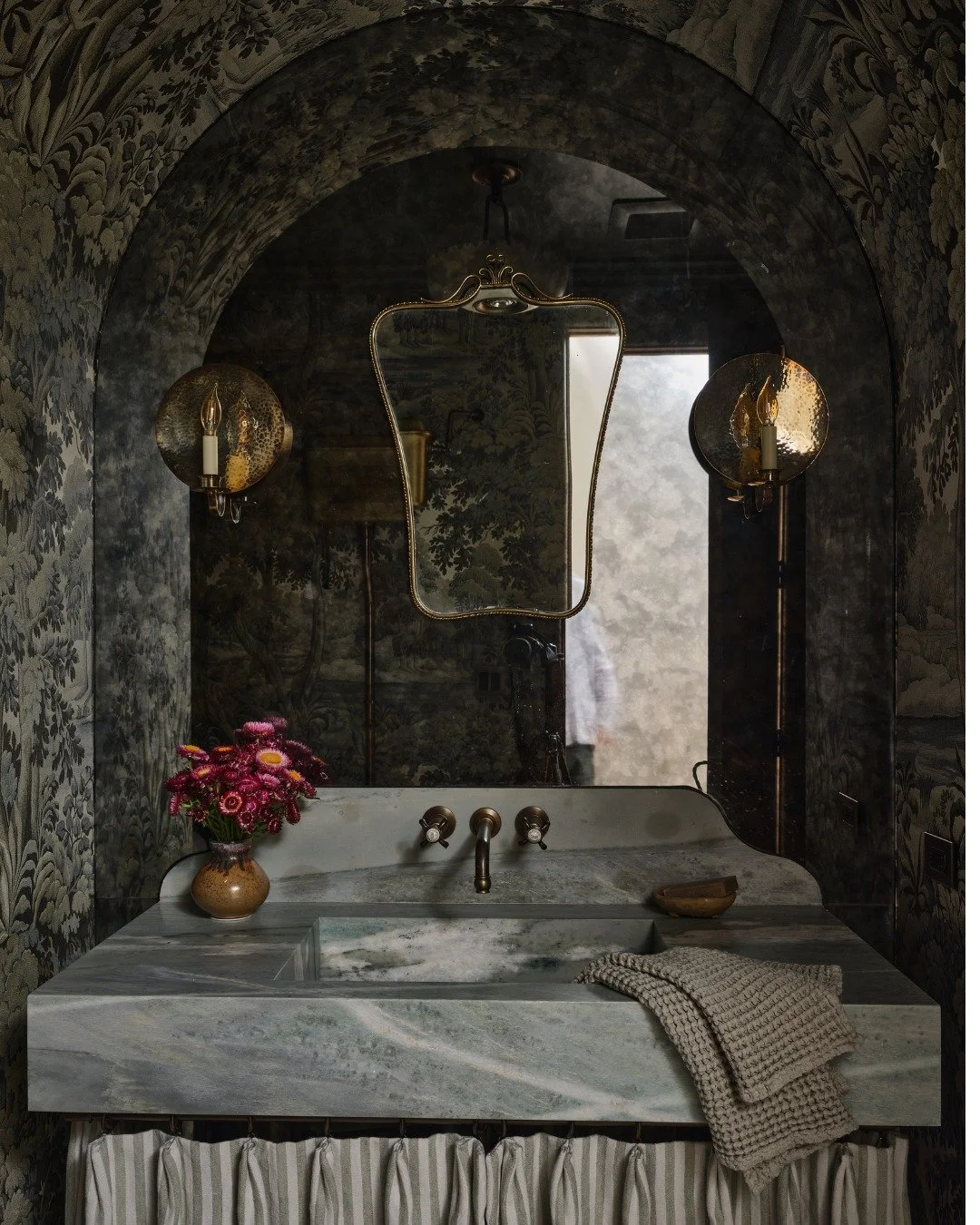 Mirror Mirror.

Swipe to see the design process of this charming powder room come together!

📸 @michaelcliffordphotography
Construction: @buildrattigan 

#interiordesign #beverlyhillsinteriors #frenchcountrydecor #interiorarchitecture #bespokeinteri