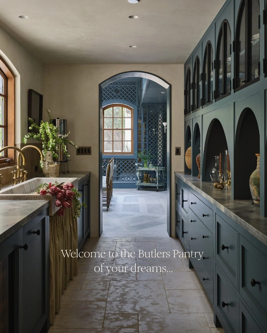Welcome to the Butler's Pantry of your dreams..

Swipe for behind the scenes process to create this gorgeous pantry, incorporating plaster walls, custom millwork, duel antique brass plumbing, a antique trough sink, and custom sink curtains!

📸 @mich