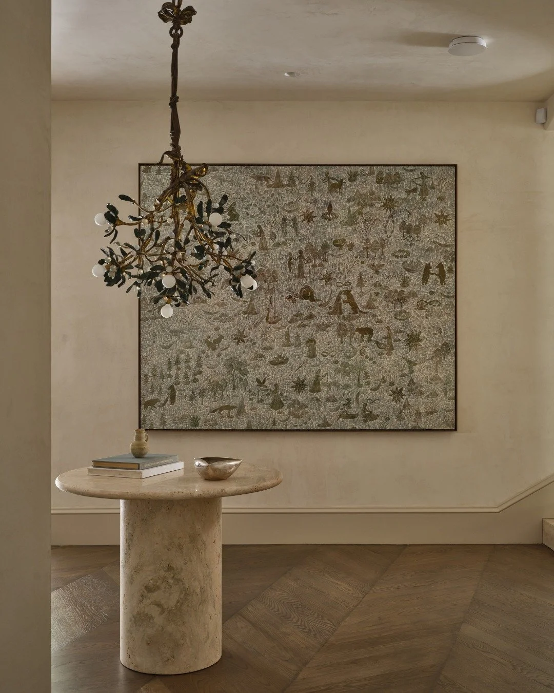 The Mistletoe Chandelier. Deserves a close up.

Swipe to see the finishing touches of this hallway vestibule come together.

📸 @michaelcliffordphotography
Construction: @buildrattigan 

#interiordesign #beverlyhillsinteriors #interiorarchitecture #b
