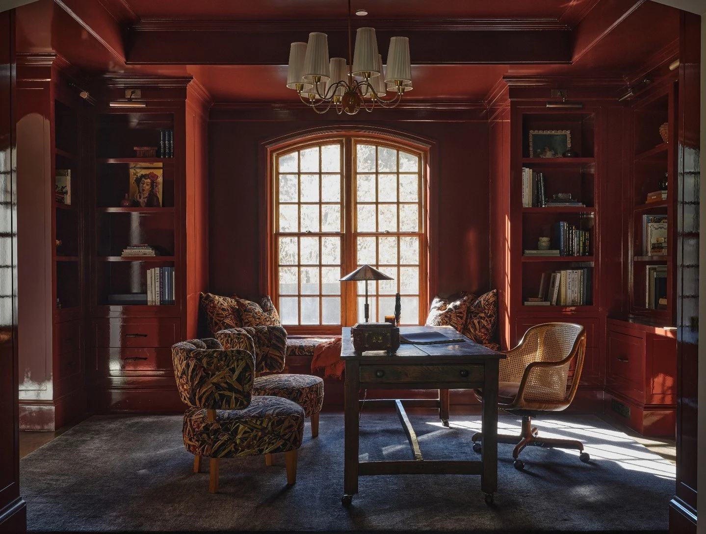 At the heart of the home, the most charming library awaits.
#RiccioVidaurreDesign

Photos @MichaelCliffordPhotography
Contractor @BuildRattigan