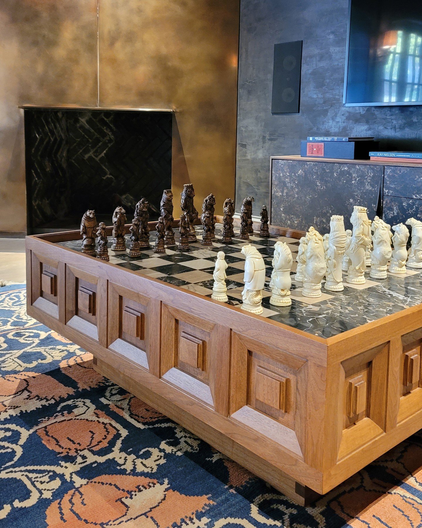 Inspired by our Clients over-scaled chess pieces, we designed a bespoke coffee table with integrated marble top
Checkmate - 

Photo: @RiccioVidaurre

#RiccioVidaurreDesign #bespokefurniture #chess #vintagerug #plaster