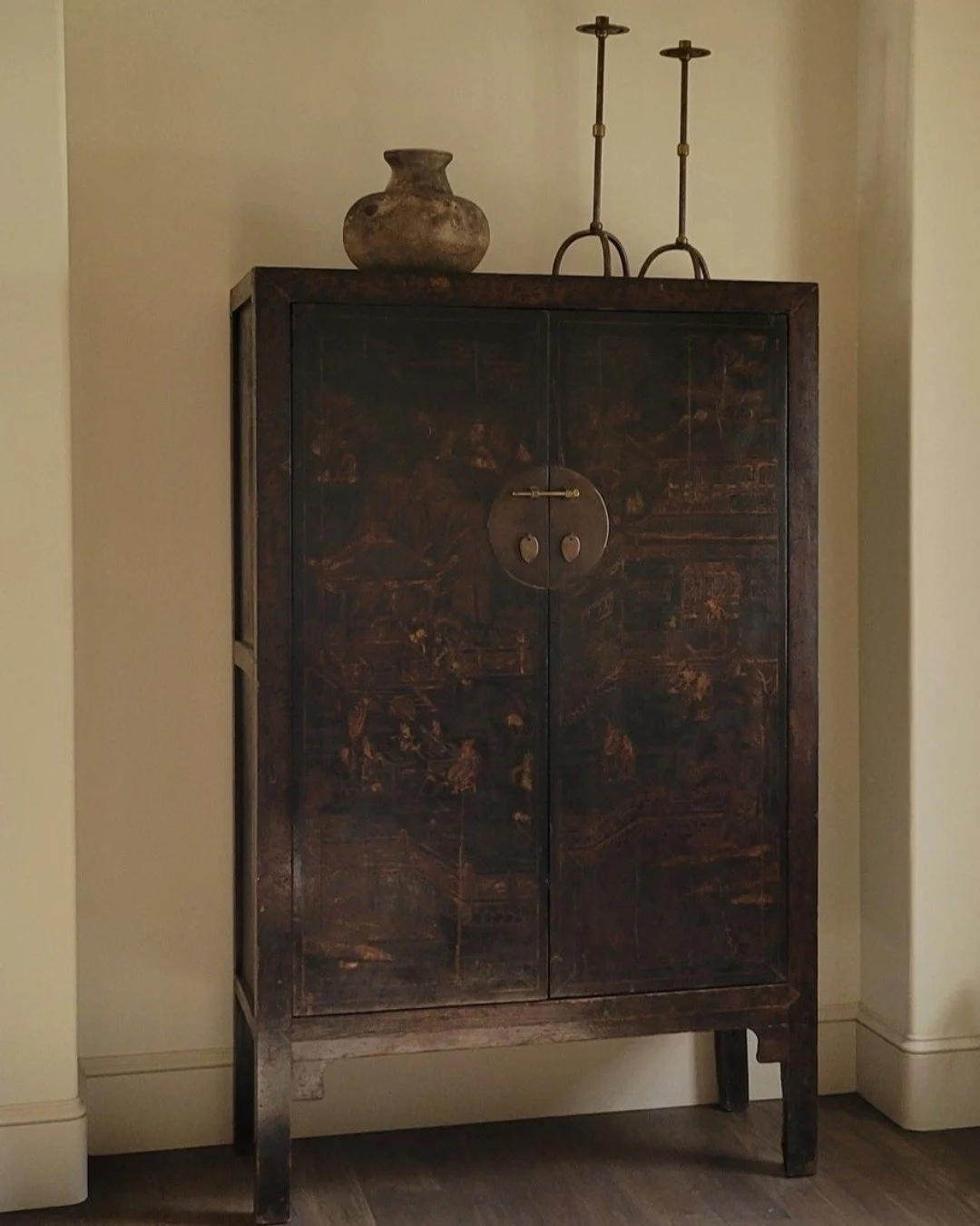 This hand-painted Chinese lacquer cabinet in our Benedict Canyon project carries centuries of stories. #RiccioVidaurreDesign 

Photo @ricciovidaurre
Contractor @buildrattigan

 #AntiqueFurniture #timelessdesigns #oldoworlddetails #antiques #layeredin