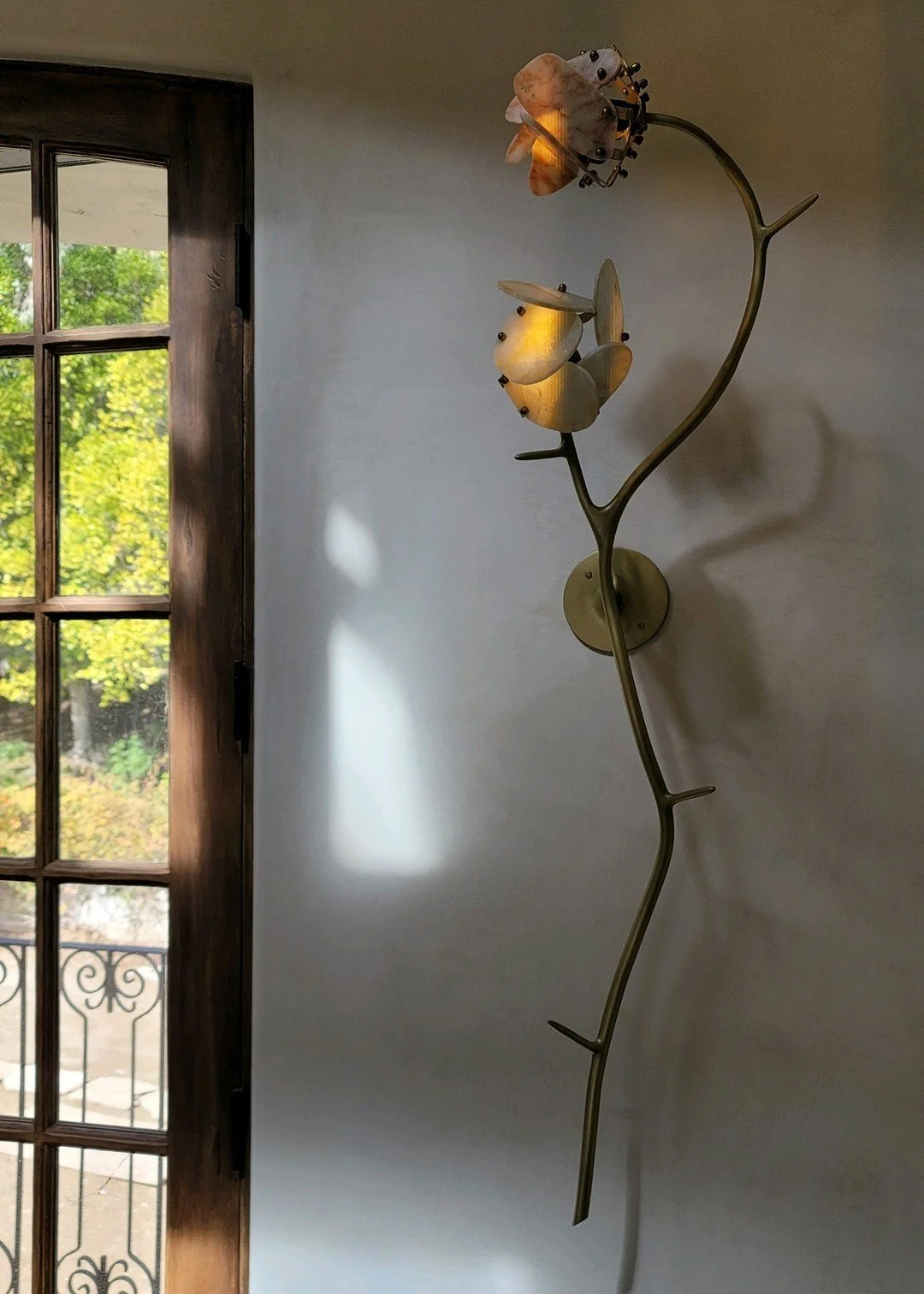 During the day, it's sculpture, at night its magic.
Custom stone rose sconce by @chenandkai

#RiccioVidaurreDesign

Photo @RiccioVidaurre
Contractor @BuildRattigan

#Plasterwalls #collectableart #sculpturallighting