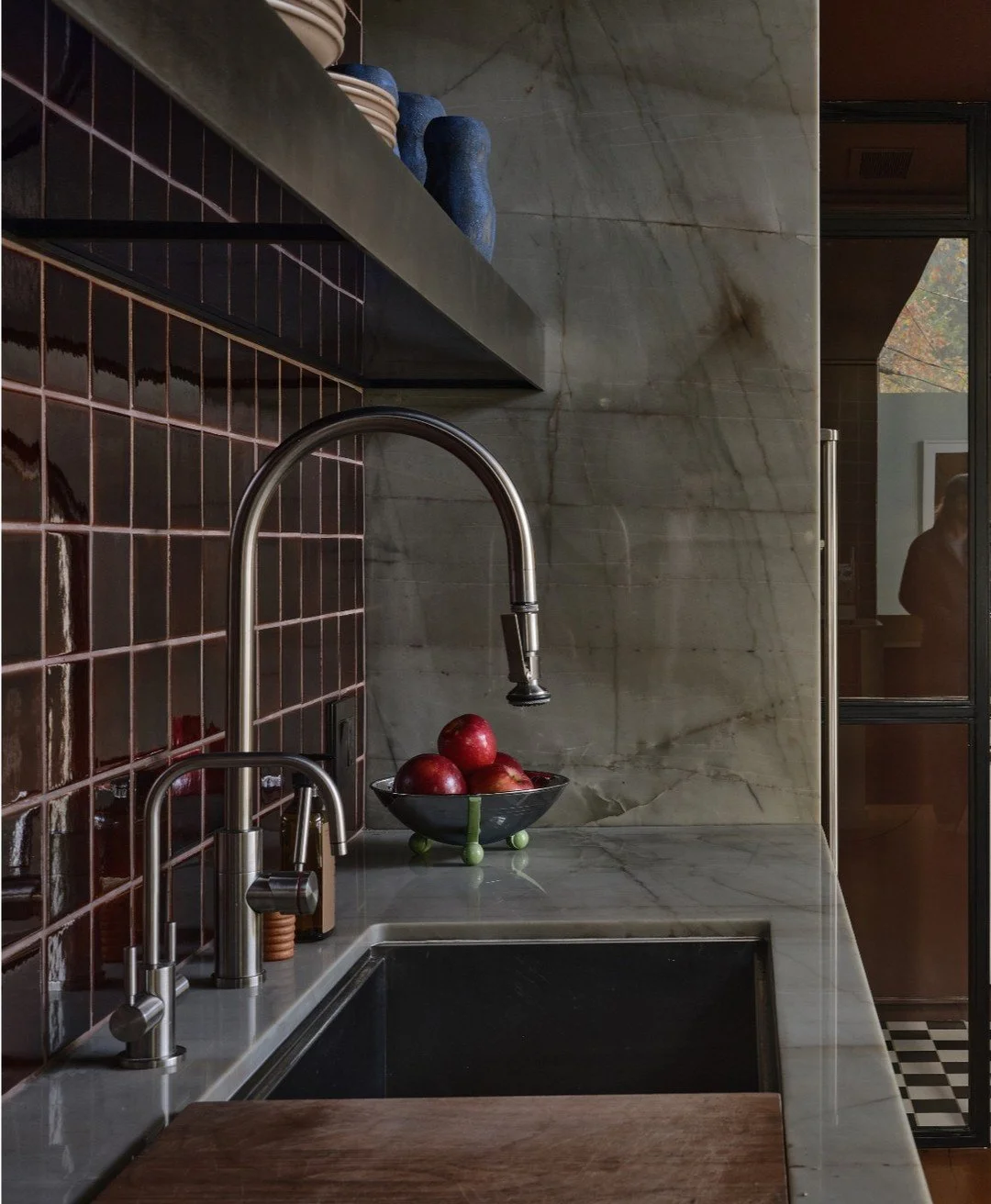 One of our favorite unexpected details. A custom glass shelf with stainless steel front casts a blue hue on the brown tile below.

Design: Riccio Vidaurre Design
Construction: Streamline Construction Group
Photo: Michael Clifford Photography

#interi