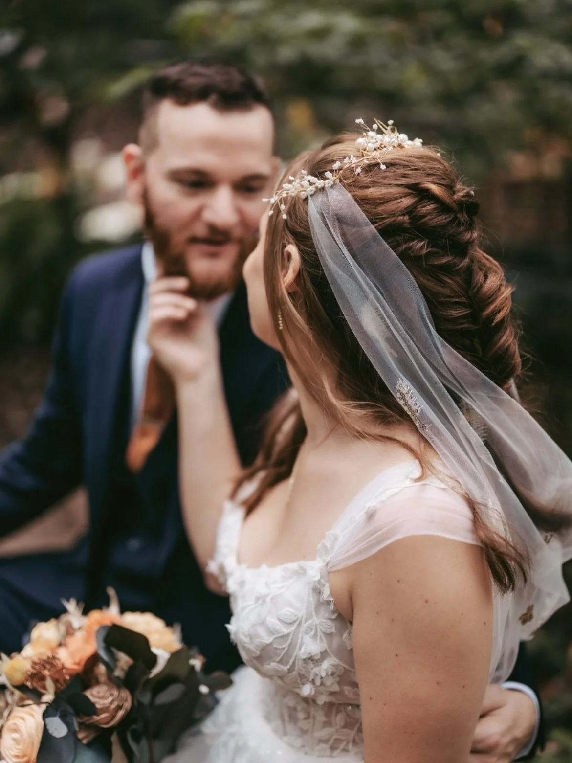 A love woven from wildflowers 🌹

@ez_elopements 
@cyrenbeautycollective 

#hairstylist #braid #elopement #fairy
