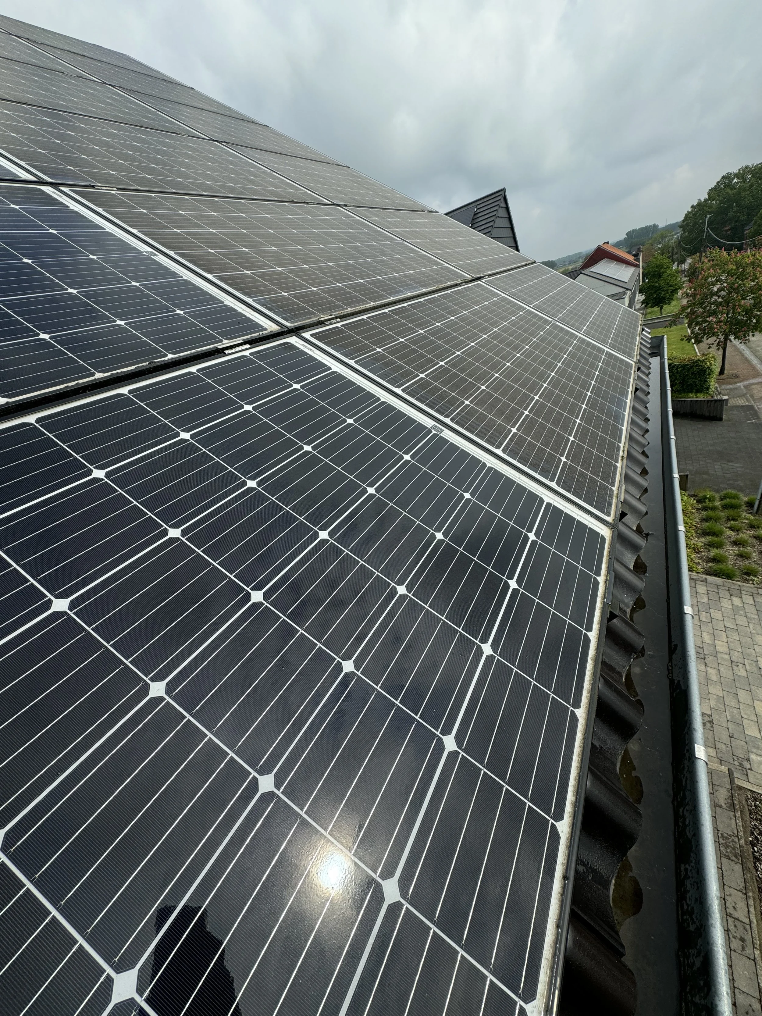 Zonnepanelen die proper gereinigd zijn op het dak van een huis.