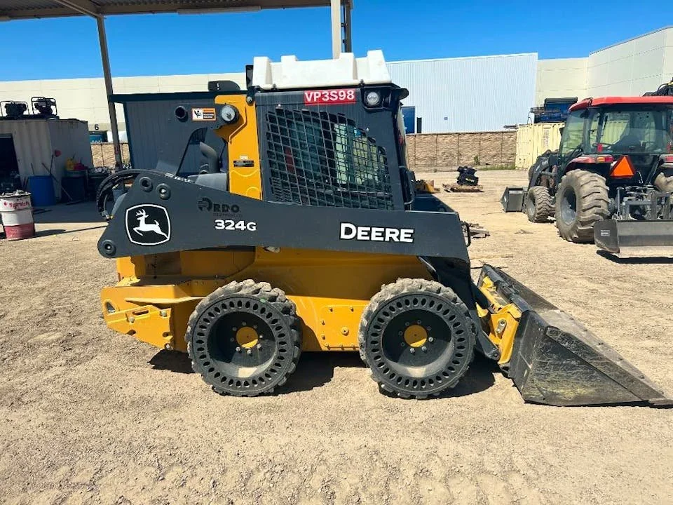 https___storage.googleapis.com_arrow-external-images_2024-John-Deere-324G-Z109917_67870569_huge_53708.jpg