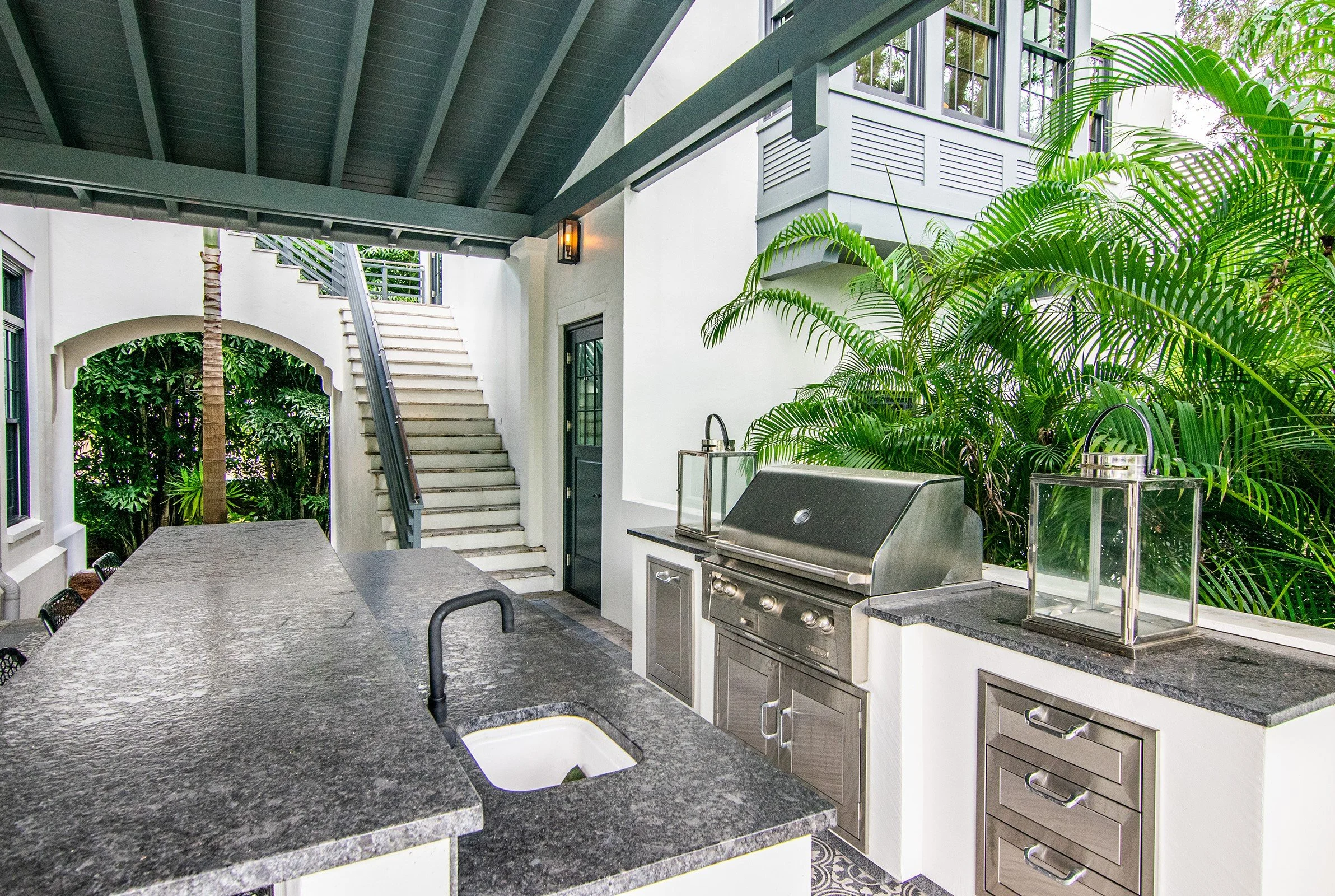 outdoor kitchen.jpg