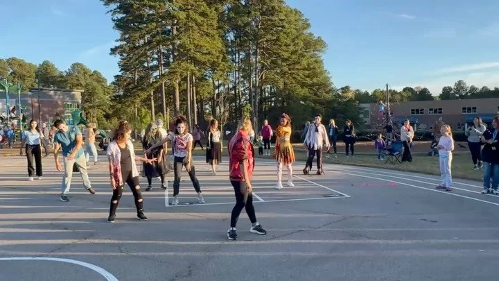 Our amazing PTA President led a surprise flash mob to Thriller with some of #JGES&rsquo;s awesome staff and parents during tonight&rsquo;s #JWJ After Party!!🧟&zwj;♂️🧟&zwj;♀️🧟

They did an AMAZING job!!! 🙌🏽⭐️