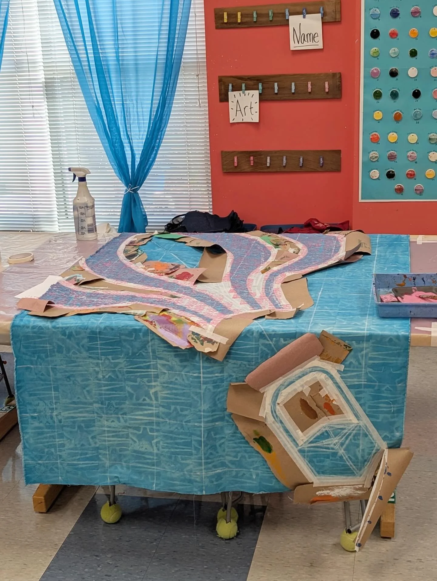 We&rsquo;re not sure what&rsquo;s more satisfying for the 5th graders - finishing off another section of stamps or watching as the artists pull back the tape to unveil the crisp lines of the designs. 🤩👩&zwj;🎨🧑&zwj;🎨

There&rsquo;s only one more 