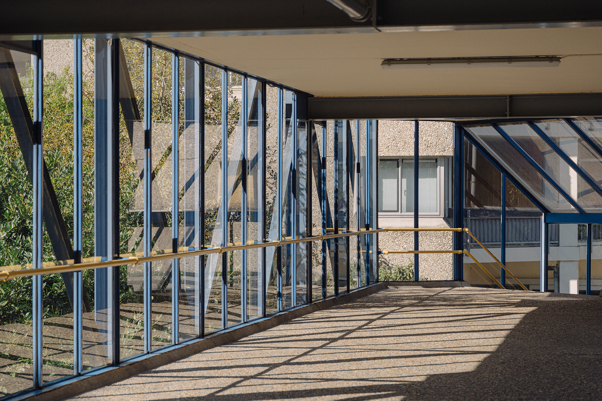 Loopbrug van parkeergarage naar complex. Groenhoven is aan autovrije zone. Heerlijk rustig wonen in het groen.