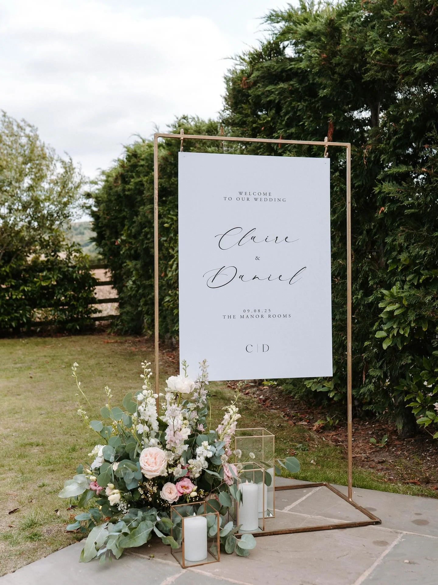 Claire and Dan π€
The most beautiful elegant set up at @themanorrooms in North Yorkshire.
When Claire got in touch it was meant to be, we realised after lots of chats back and forth without knowing, that we lived just off the same main road as each