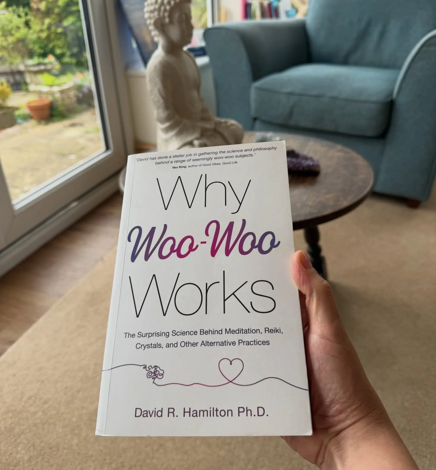 ✨ What I&rsquo;m reading ✨
During a visit to my friend @suzylangdon_meditation_and_rei she introduced me to the book 

Why Woo Woo Works by @davidrhamiltonphd 

David is a scientist with a specific interest in why alternative practices such as reiki,