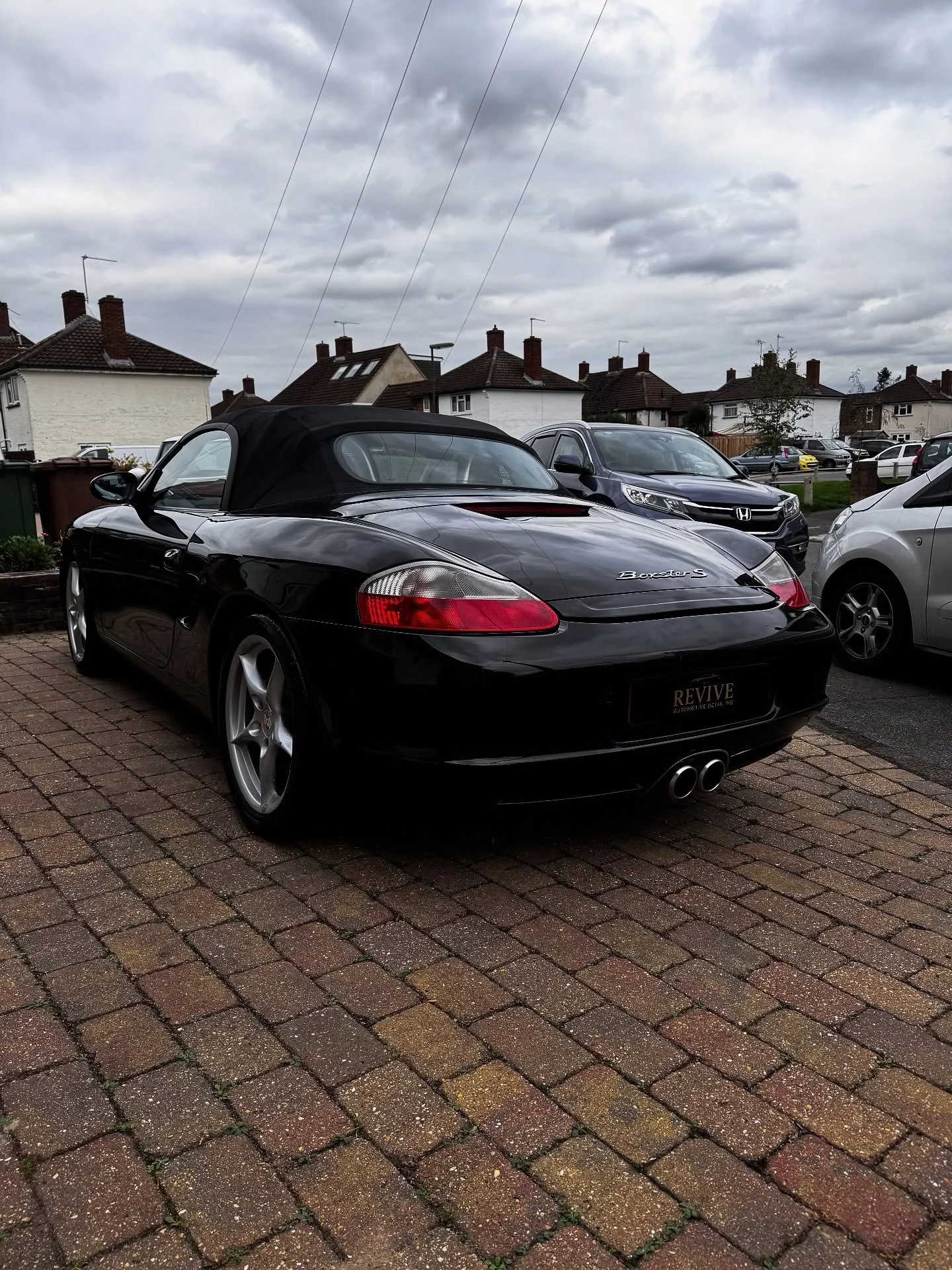 What a pleasure working on this beauty!
🔸5 year Ceramic Coating 
🔸Interior Detail
 
I think we got the thumbs up approval🐈
Thank you to the owners🙏🏽 #detailing #mobiledetailing #ceramiccoatings #porsche #fyp