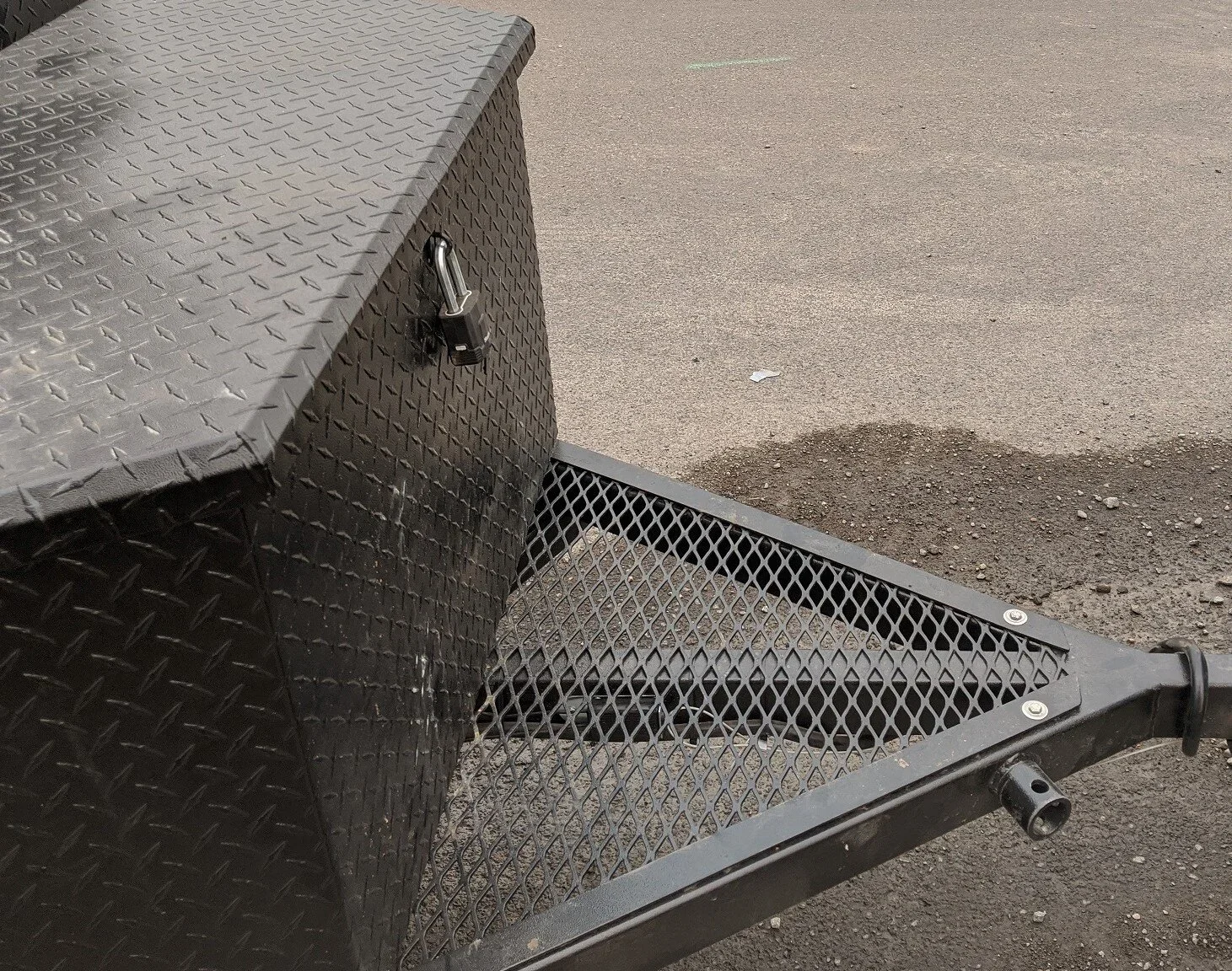 Triangle Tongue Box 49"