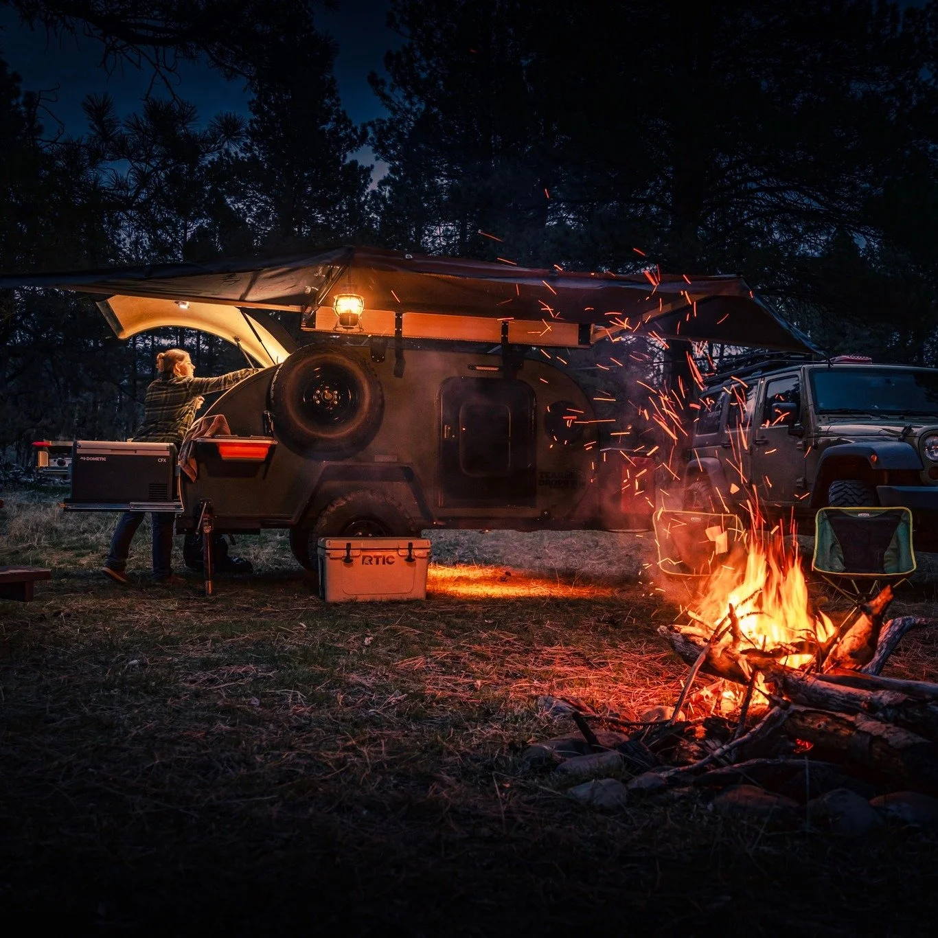 Lights out, stars on.
There&rsquo;s nothing cozier than a good setup, great company, and the fire burning strong.

🧭 Your next night out starts at rovikk.com