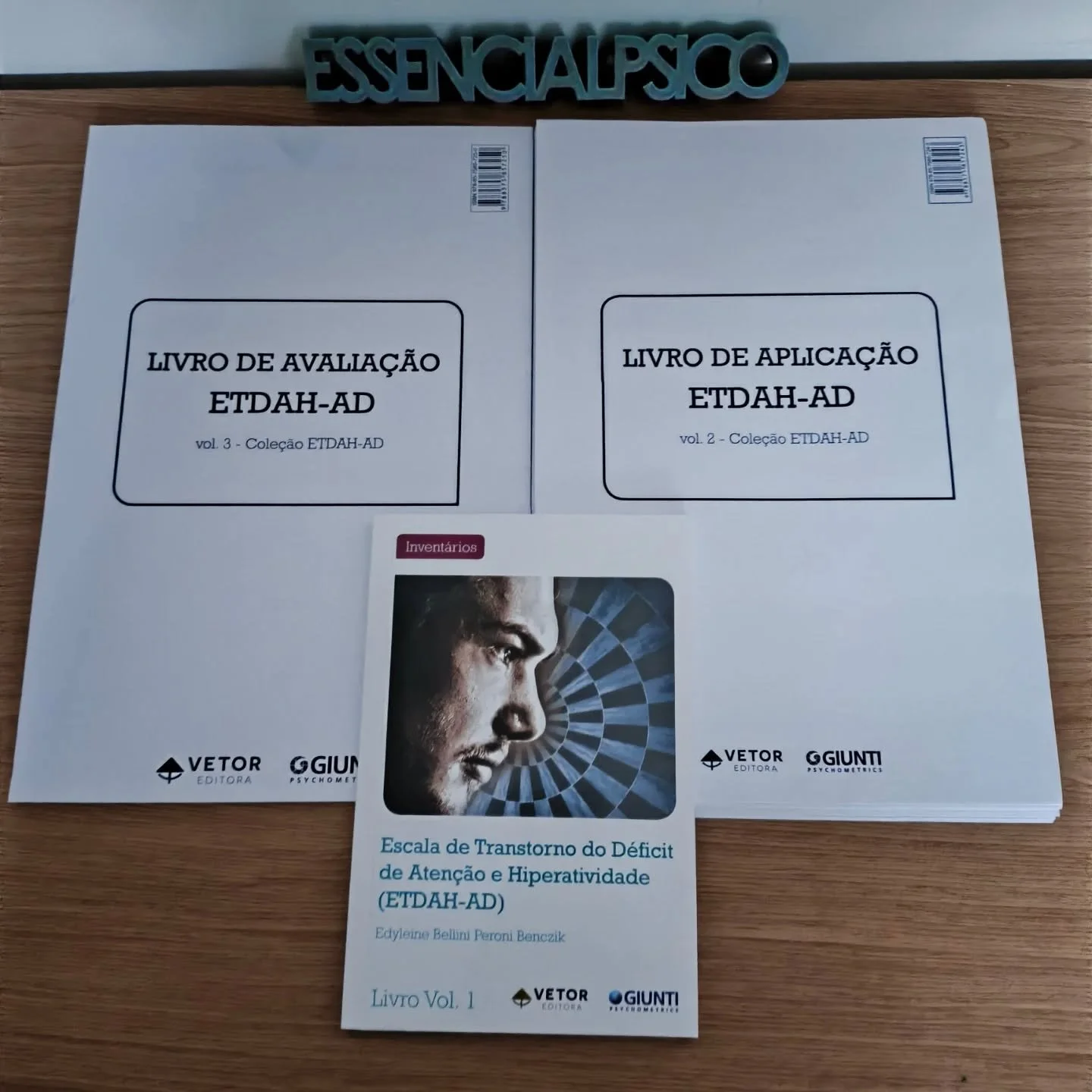 A Escala de Transtorno do D&eacute;ficit de Aten&ccedil;&atilde;o e Hiperatividade &ndash; ETDAH-AD, tem por objetivo captar de forma breve, r&aacute;pida e pr&aacute;tica os v&aacute;rios sintomas envolvidos no TDAH, e n&atilde;o apenas os sintomas 
