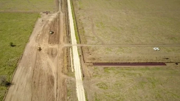 Trabajos de movimiento de tierras en el proyecto La Pimienta en Campeche incluyendo construcción de caminos sobre zonas inundables, instalación de alcantarillas, conformación de terracerías y nivelación de plataformas para parque solar.