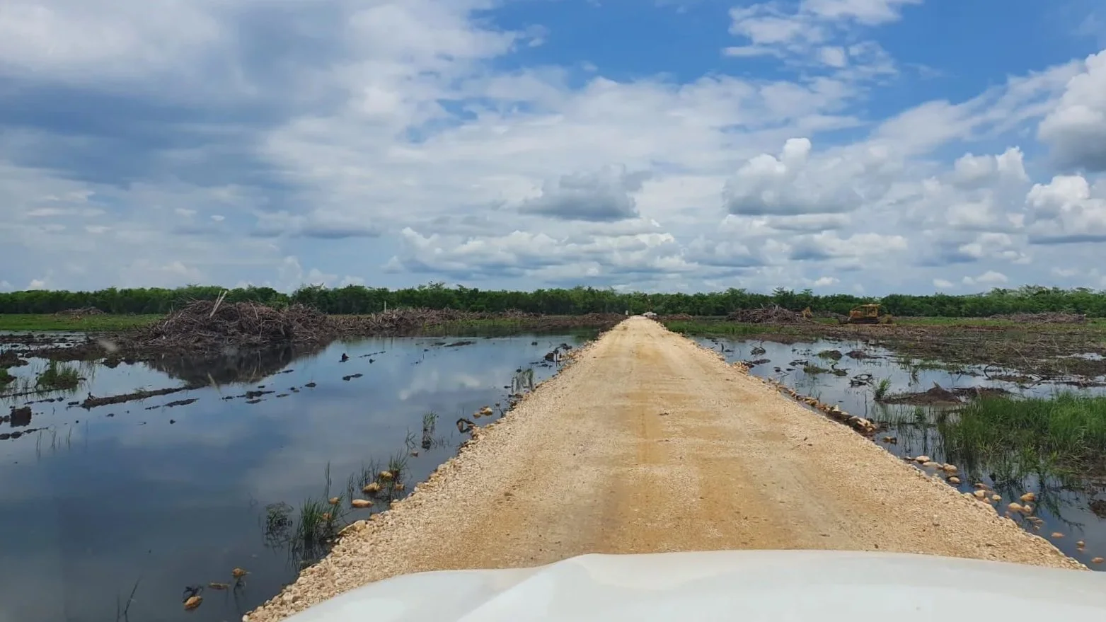 Trabajos de movimiento de tierras en el proyecto La Pimienta en Campeche incluyendo construcción de caminos sobre zonas inundables, instalación de alcantarillas, conformación de terracerías y nivelación de plataformas para parque solar.