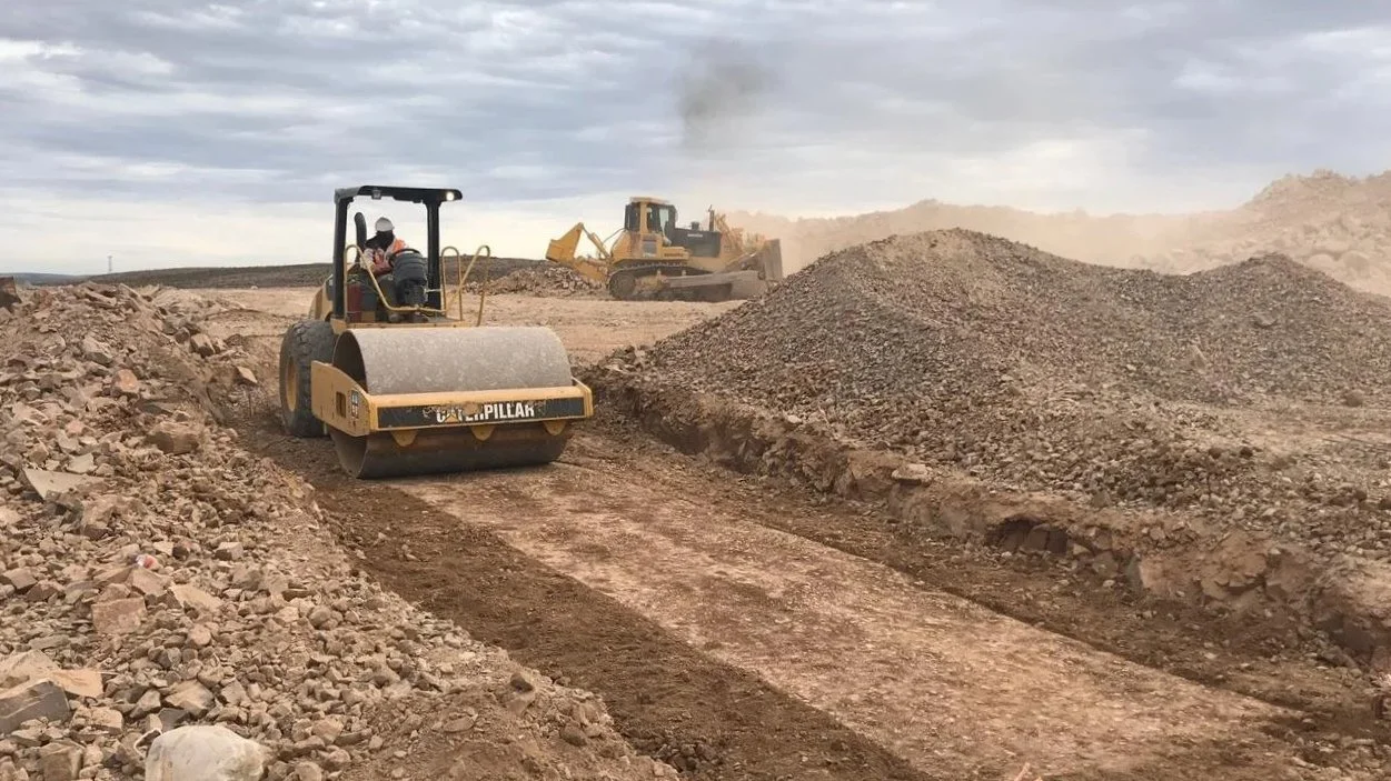 Aude Energia realizando trabajos de terracerías con motoniveladora caterpillar en proyecto BNB villahumada solar en el estado de Chihuahua