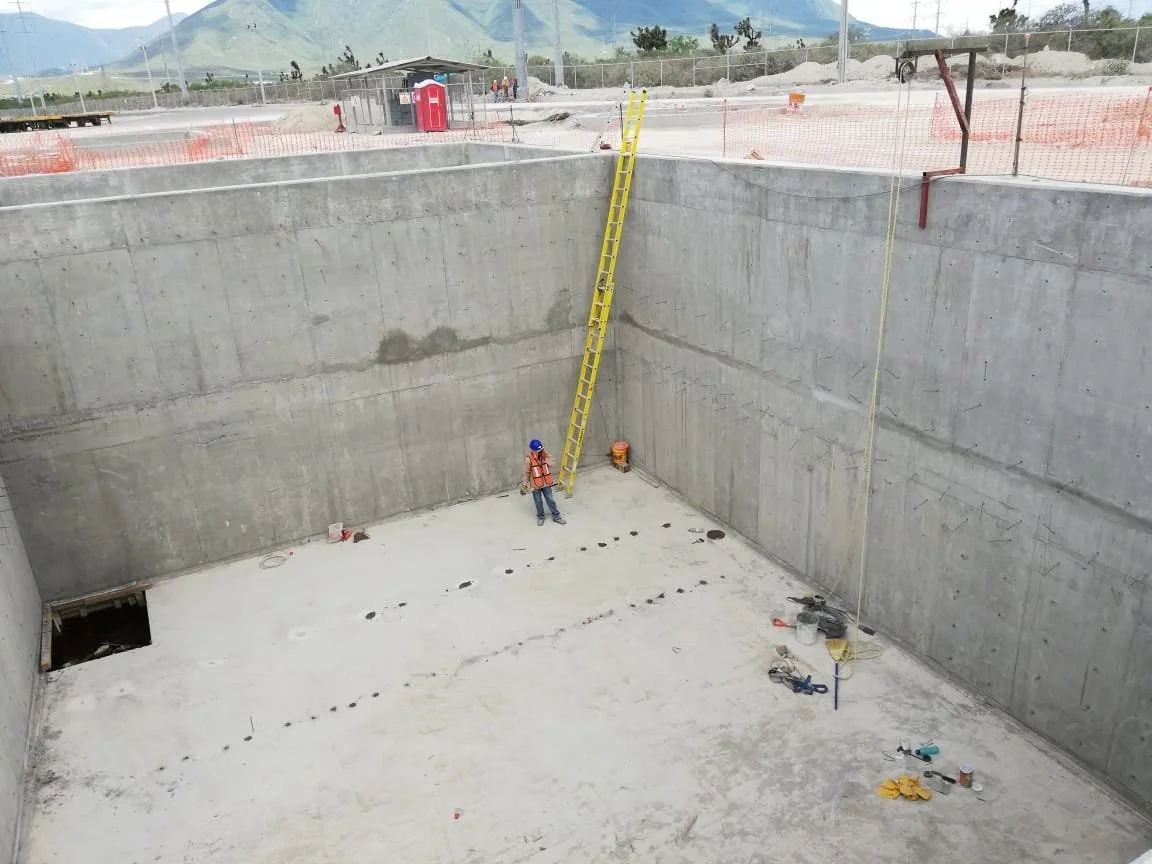 Recinto de concreto de gran profundidad terminado con acceso por escalera, obra civil en planta de ciclo combinado, El Carmen, NL.
