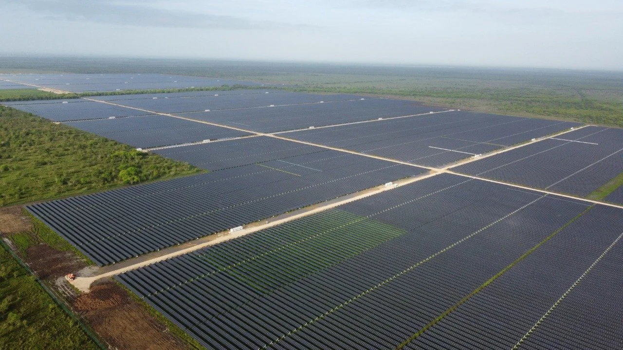 Parque solar La Pimienta en Campeche con más de un millón de paneles fotovoltaicos instalados sobre terreno nivelado con caminos internos y plataformas construidas como parte de las obras de movimiento de tierras.