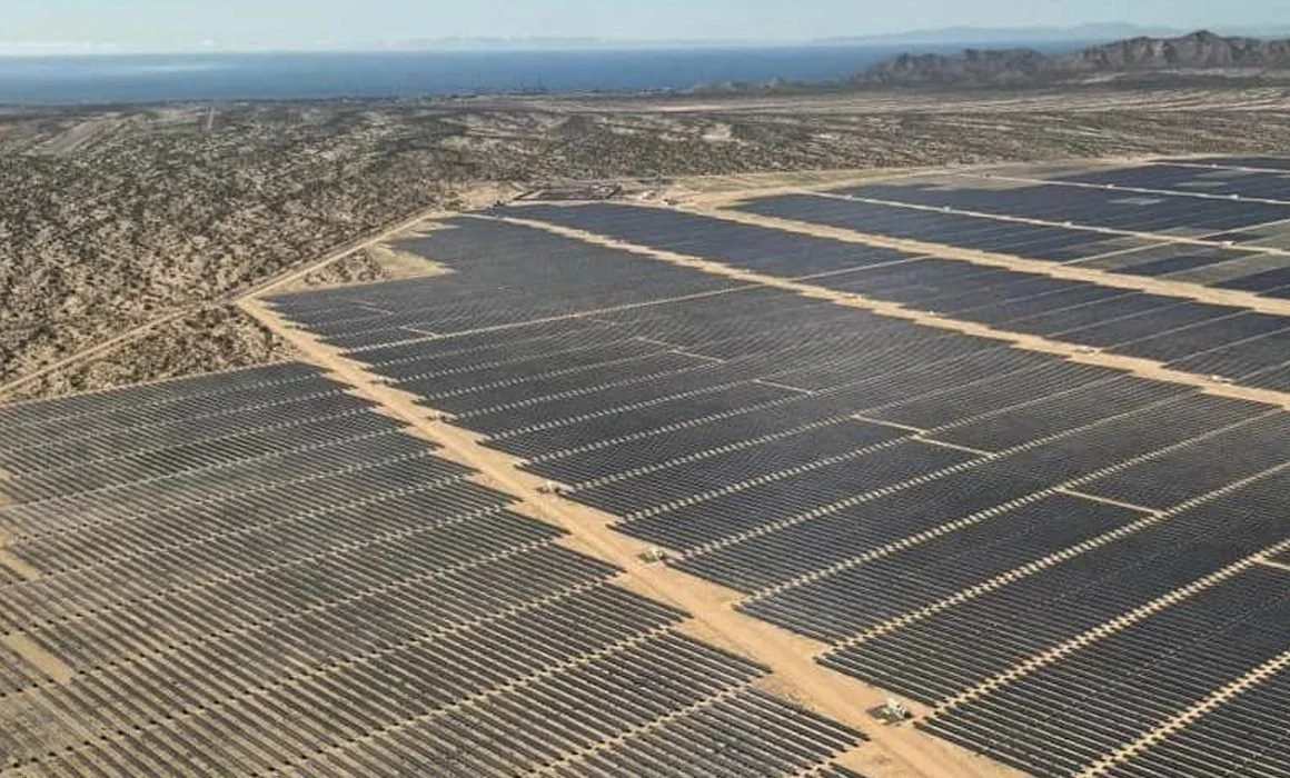 Parque solar Akin en Puerto Libertad con grandes extensiones de paneles fotovoltaicos en terreno desértico, propiedad de ENGIE México, con trabajos de movimiento de tierras ejecutados por Aude Energía para contratista EPC. tozzimex