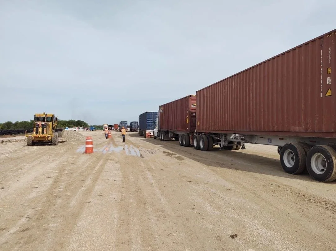 Trabajos de movimiento de tierras en el proyecto La Pimienta en Campeche incluyendo construcción de caminos sobre zonas inundables, instalación de alcantarillas, conformación de terracerías y nivelación de plataformas para parque solar.