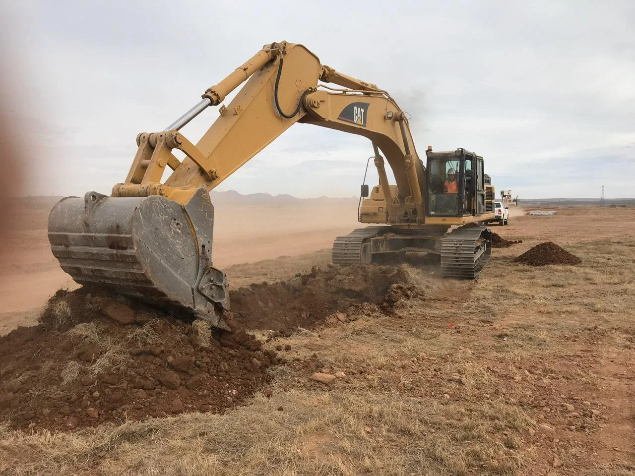 aude energia realizando trabajos de terracerías con retroexcavadora equipo caterpillar en planta solar BNB VIllahumada en el estado de chihuahua