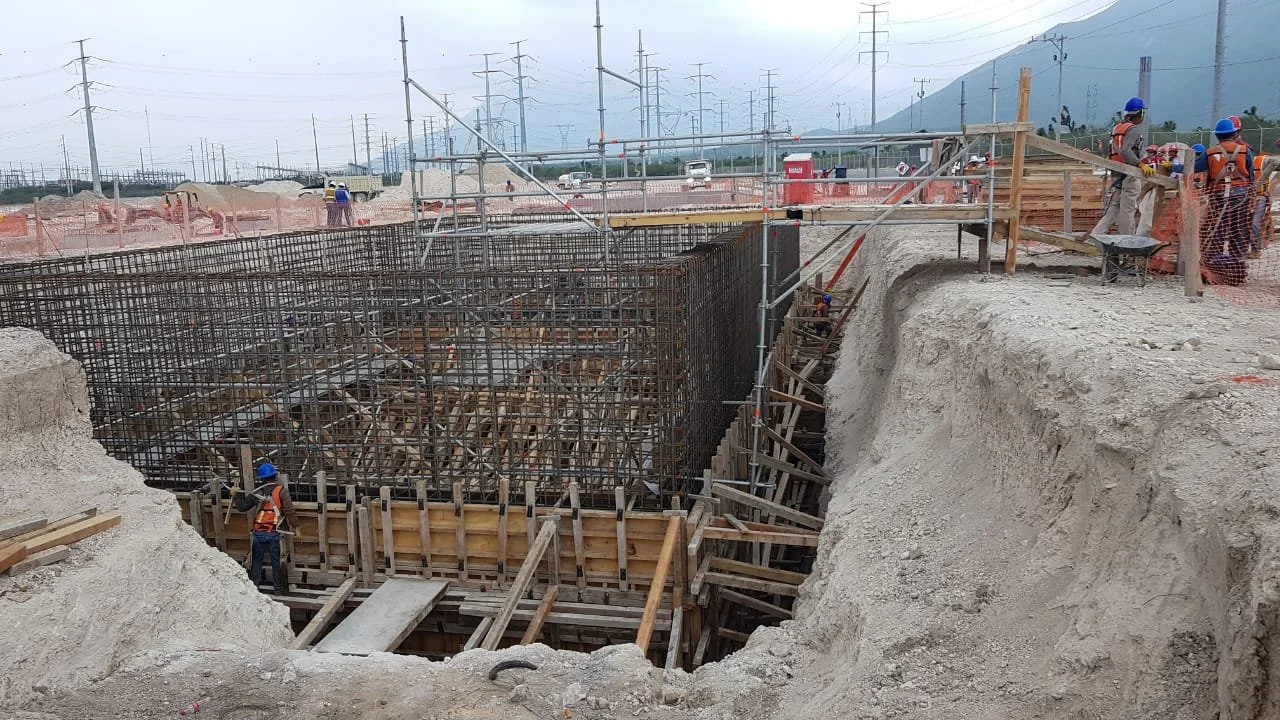 Cimbra y armado de acero curvo en excavación profunda para estructura de concreto, planta de ciclo combinado El Carmen, NL.