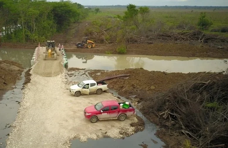 Trabajos de movimiento de tierras en el proyecto La Pimienta en Campeche incluyendo construcción de caminos sobre zonas inundables, instalación de alcantarillas, conformación de terracerías y nivelación de plataformas para parque solar.