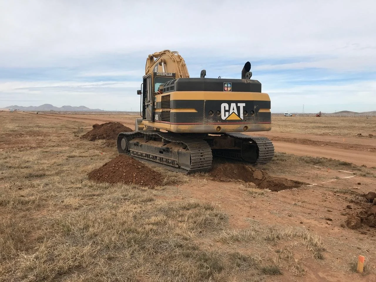 aude energia realizando trabajos de terracerías con equipo caterpillar en planta solar BNB VIllahumada en el estado de chihuahua