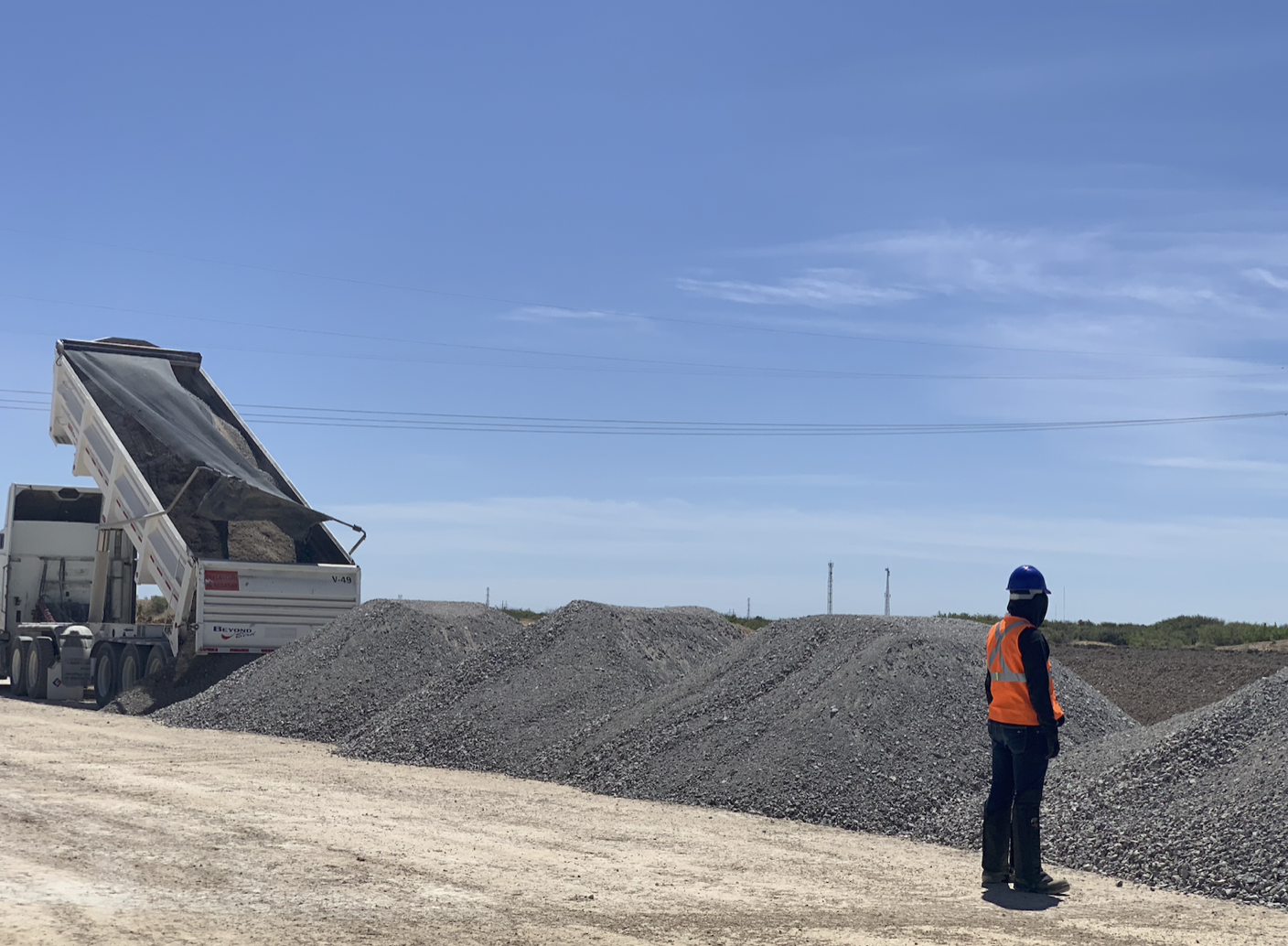 Aude Energía en proyecto Border Solar, descarga de material desde camión de volteo en zona de obra.
