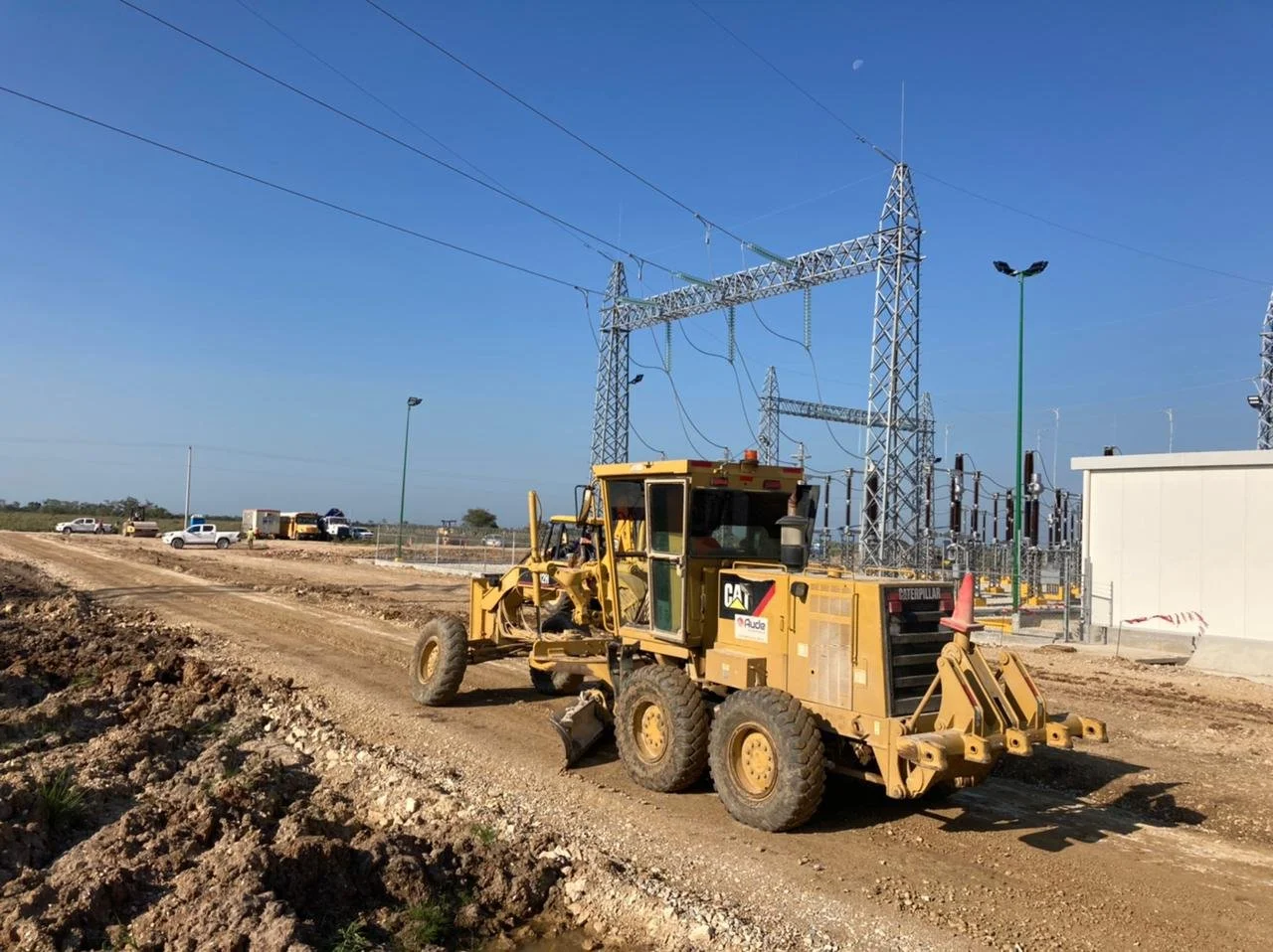 Trabajos de movimiento de tierras en el proyecto La Pimienta en Campeche incluyendo construcción de caminos sobre zonas inundables, instalación de alcantarillas, conformación de terracerías y nivelación de plataformas para parque solar.