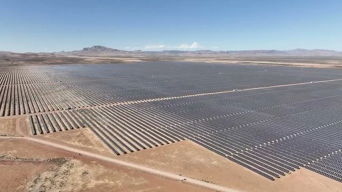 Parque solar Villa Ahumada en Chihuahua con filas de módulos fotovoltaicos sobre terreno nivelado en zona árida, propiedad de ENGIE México, con trabajos de movimiento de tierras ejecutados por Aude Energía para contratista EPC.
