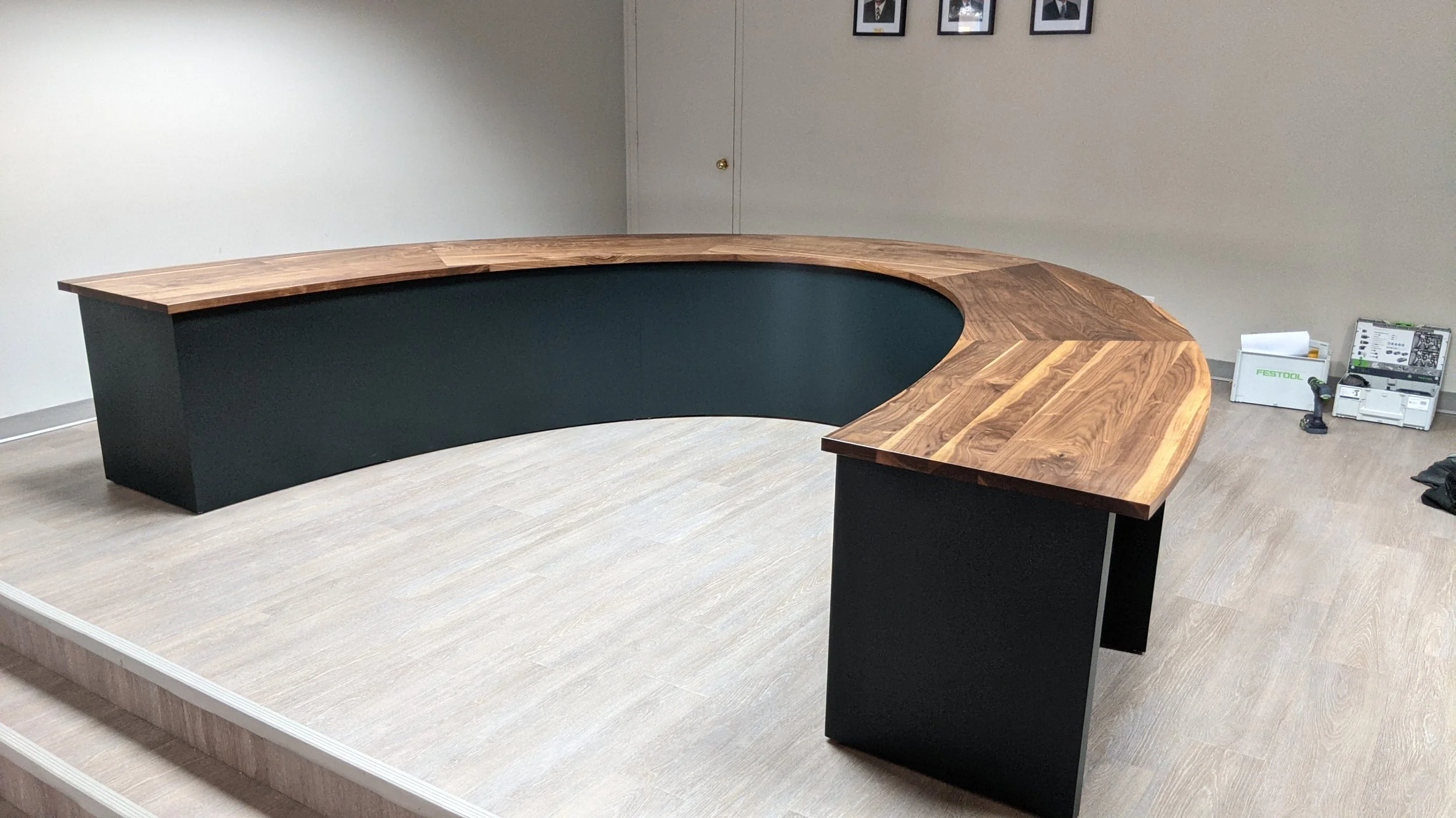 TABLE DE CONFÉRENCE