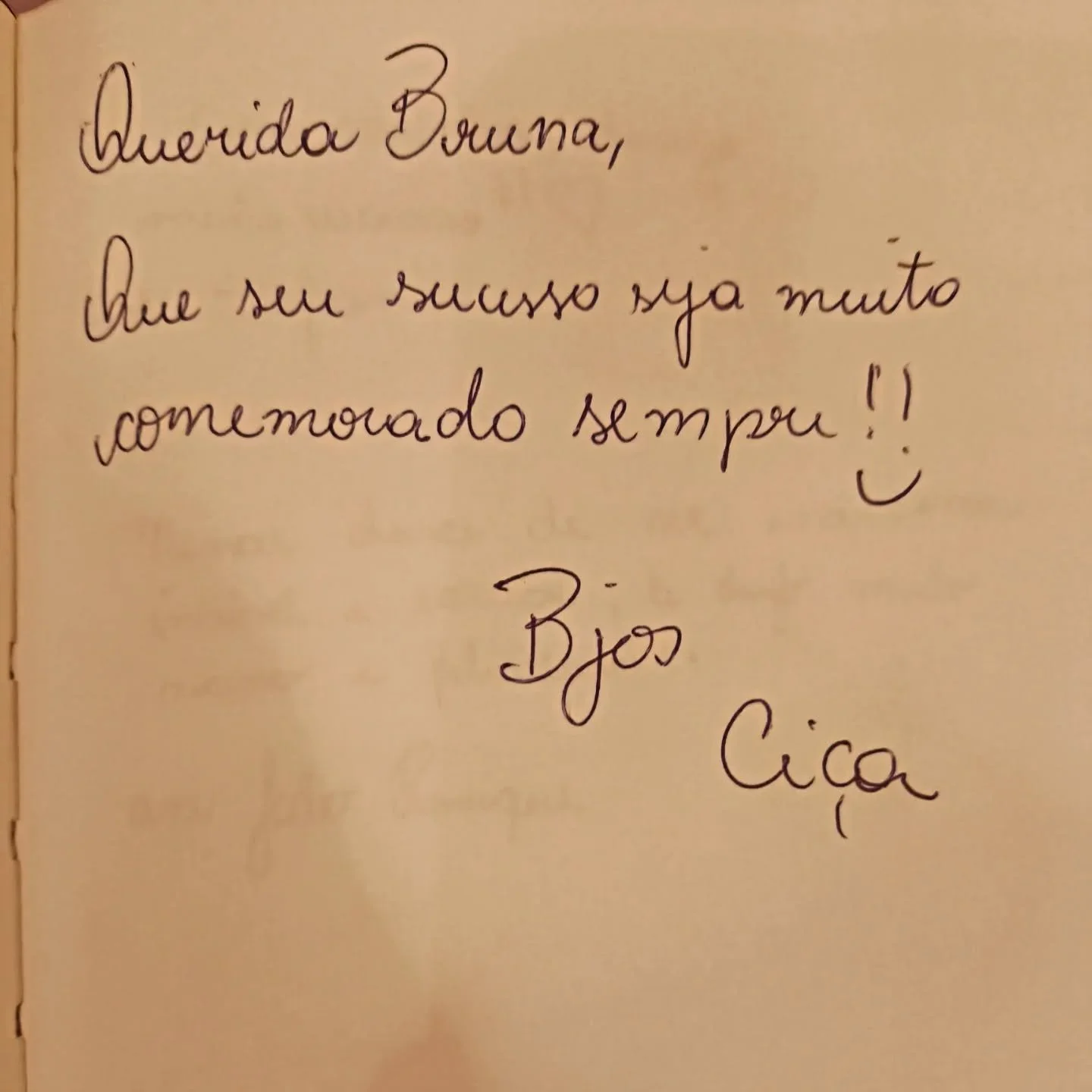 Uma parte pessoal minha como escritora alguns de meus l&aacute; leitores me deixaram uma mensagem 📩❤️

Quem sabe n&atilde;o seja voc&ecirc; a pr&oacute;xima a escrever em meu caderno 💕