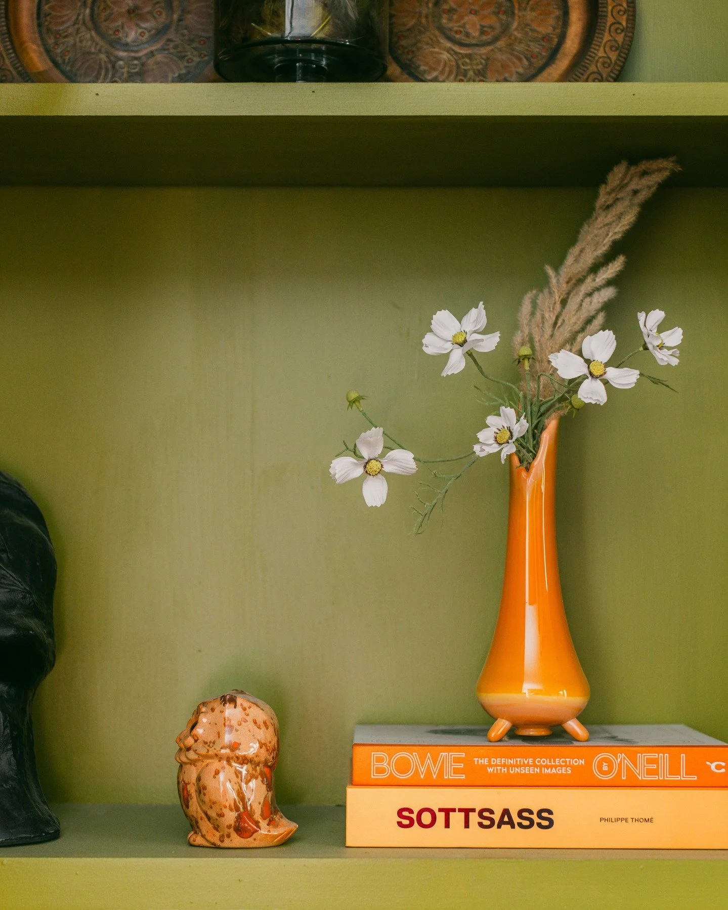 Just paint your shelves green and get it over with!!! Throwback to Tipping Pointe Venues parlor shelving we did in @sherwinwilliams "Verdant". 

#InteriorDesign #GreenAesthetic #StyledShelves #HomeStyling #DesignDetails