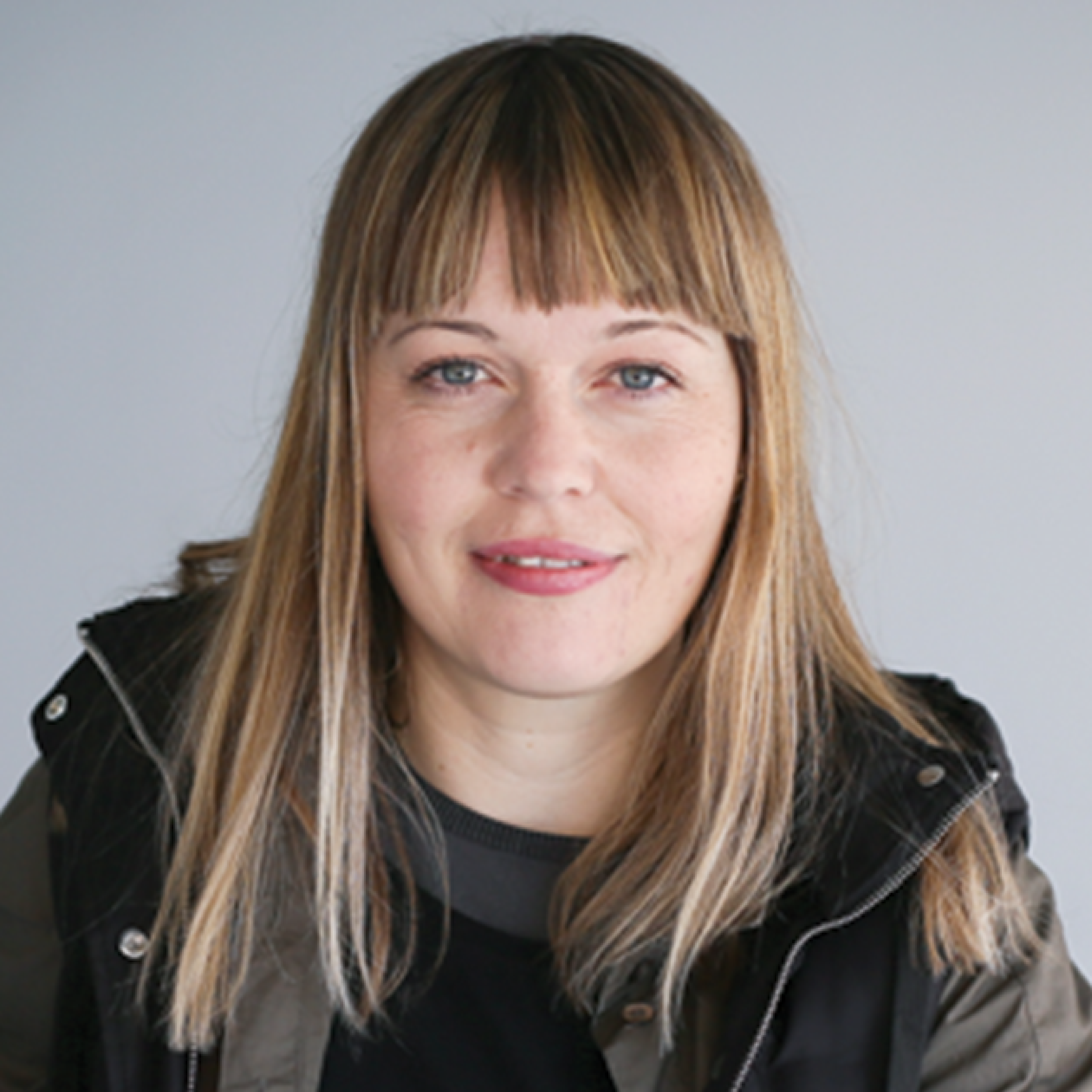 La Dr Maša Jazbec (Slovénie) est artiste, chercheuse universitaire, commissaire d'exposition et productrice, travaillant dans divers domaines où la science et l'art se rencontrent. Son travail multidimensionnel se concentre sur l'impact de la robotiq