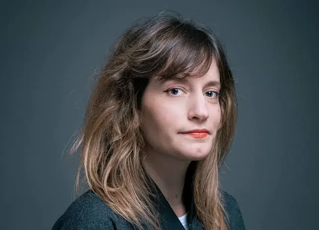 Justine Emard (France) est une artiste visuelle explorant les relations entre l'existence humaine, l'intelligence artificielle, la robotique et les neurosciences. Créatrice de Co(AI)xistence avec les laboratoires Ishiguro et Ikegami (Tokyo/Osaka). Di