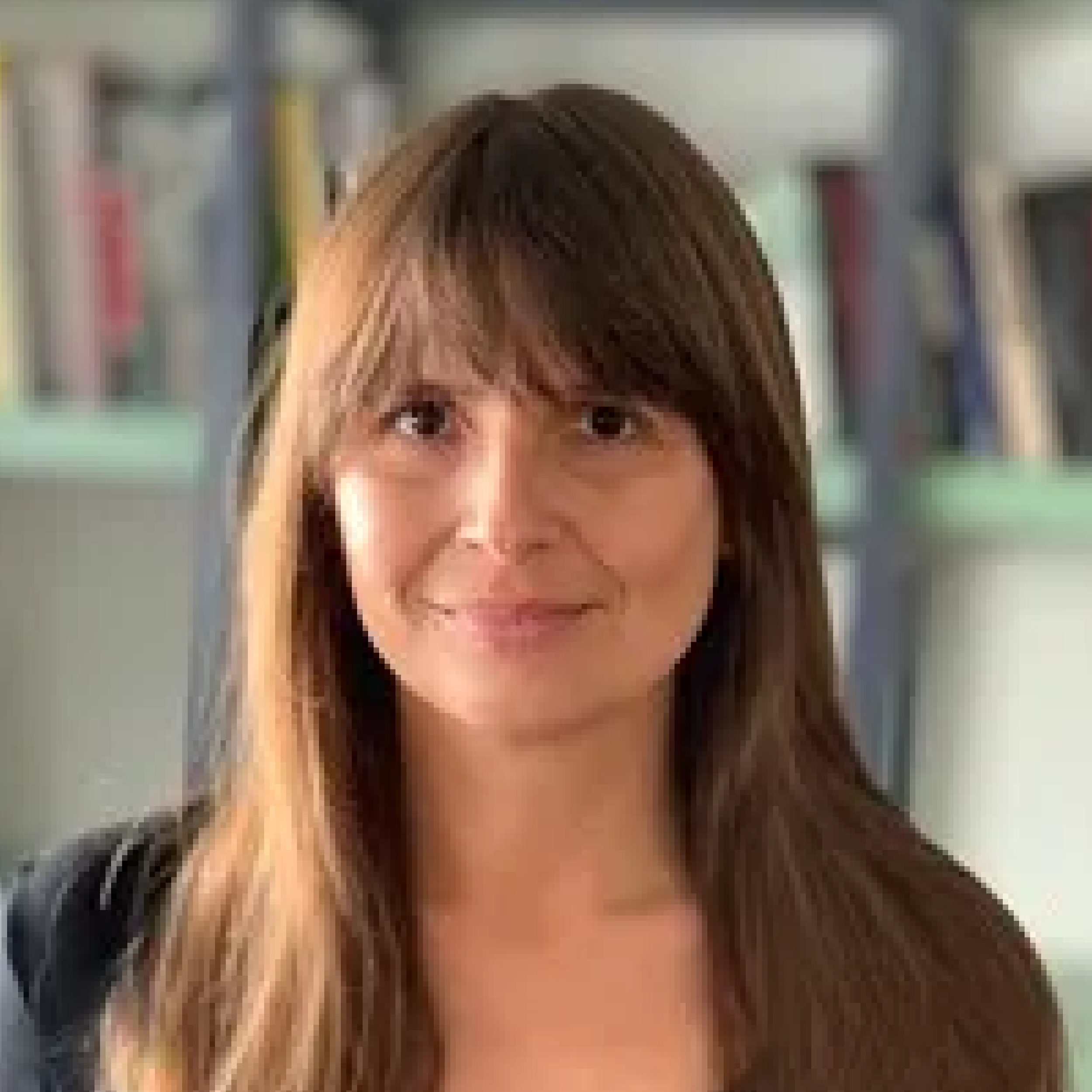 Dr Teresa Almeida (Portugal) is an artist and researcher at the University of Porto, where she has taught since 2009. Her practice focuses on luminescent glass and enamels, ecological art, and collaborative projects between artists and scientists. Ac
