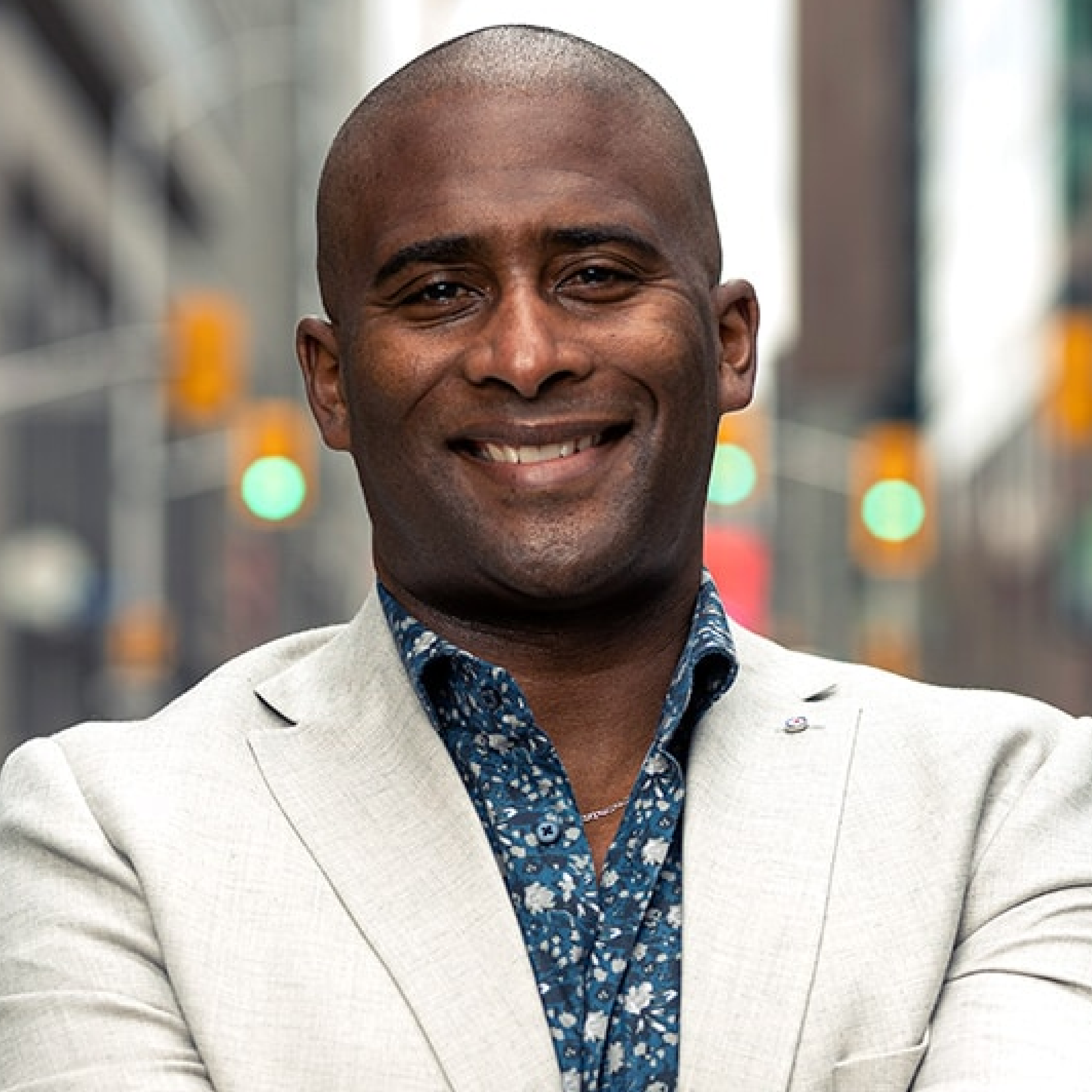 Adrian Harewood (Canada) est journaliste vétéran à la CBC; longtemps présentateur du bulletin CBC Ottawa News at Six (2009-2022) et animateur de All in a Day. Il est désormais professeur à temps plein à la School of Journalism and Communication de l'