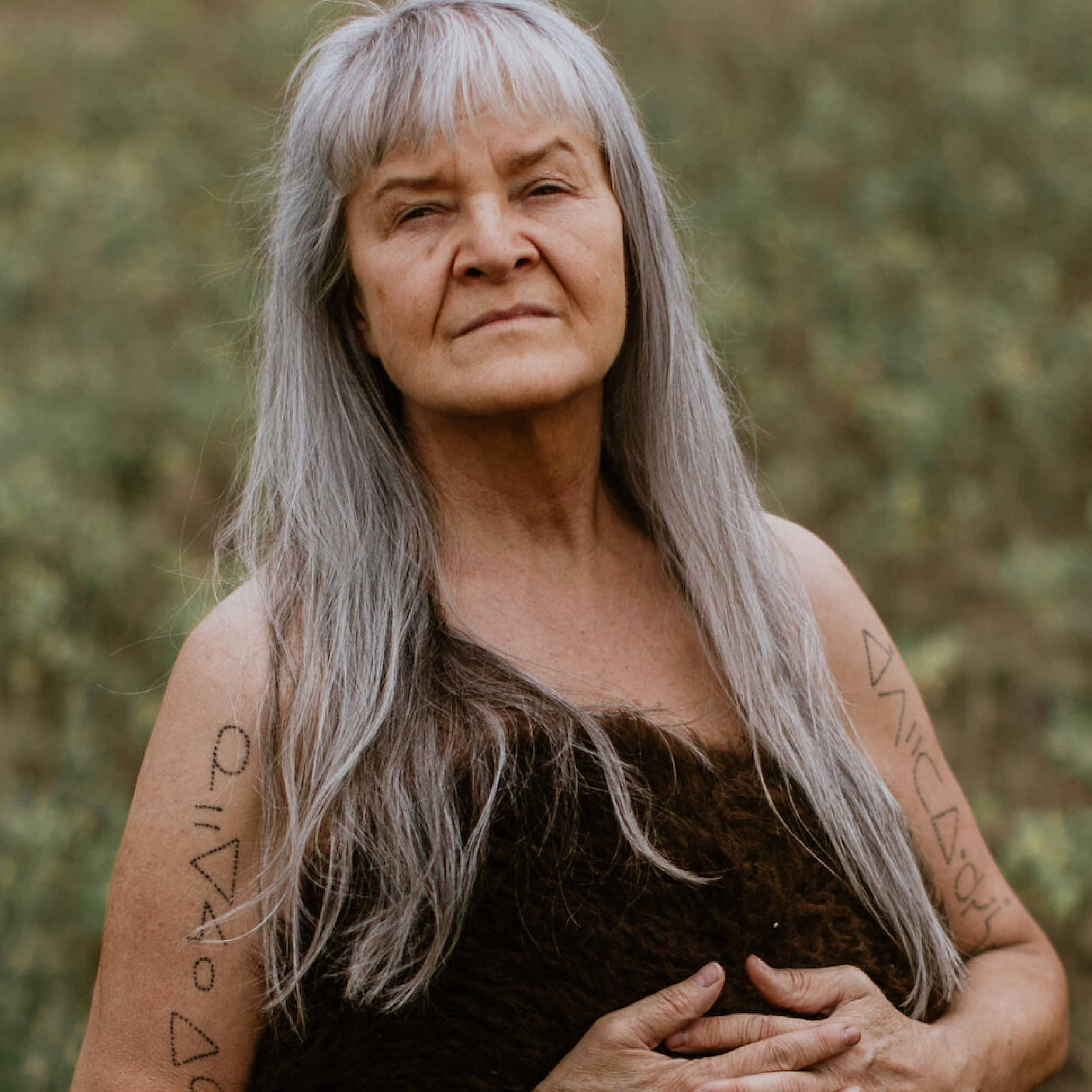Cheryl L'Hirondelle (Canada), artiste multidisciplinaire métisse/crie, chanteuse-compositrice et lauréate du Prix du Gouverneur général 2021. Sa pratique explore le nêhiyawin (vision du monde crie) à travers la musique, la performance, la vidéo et le