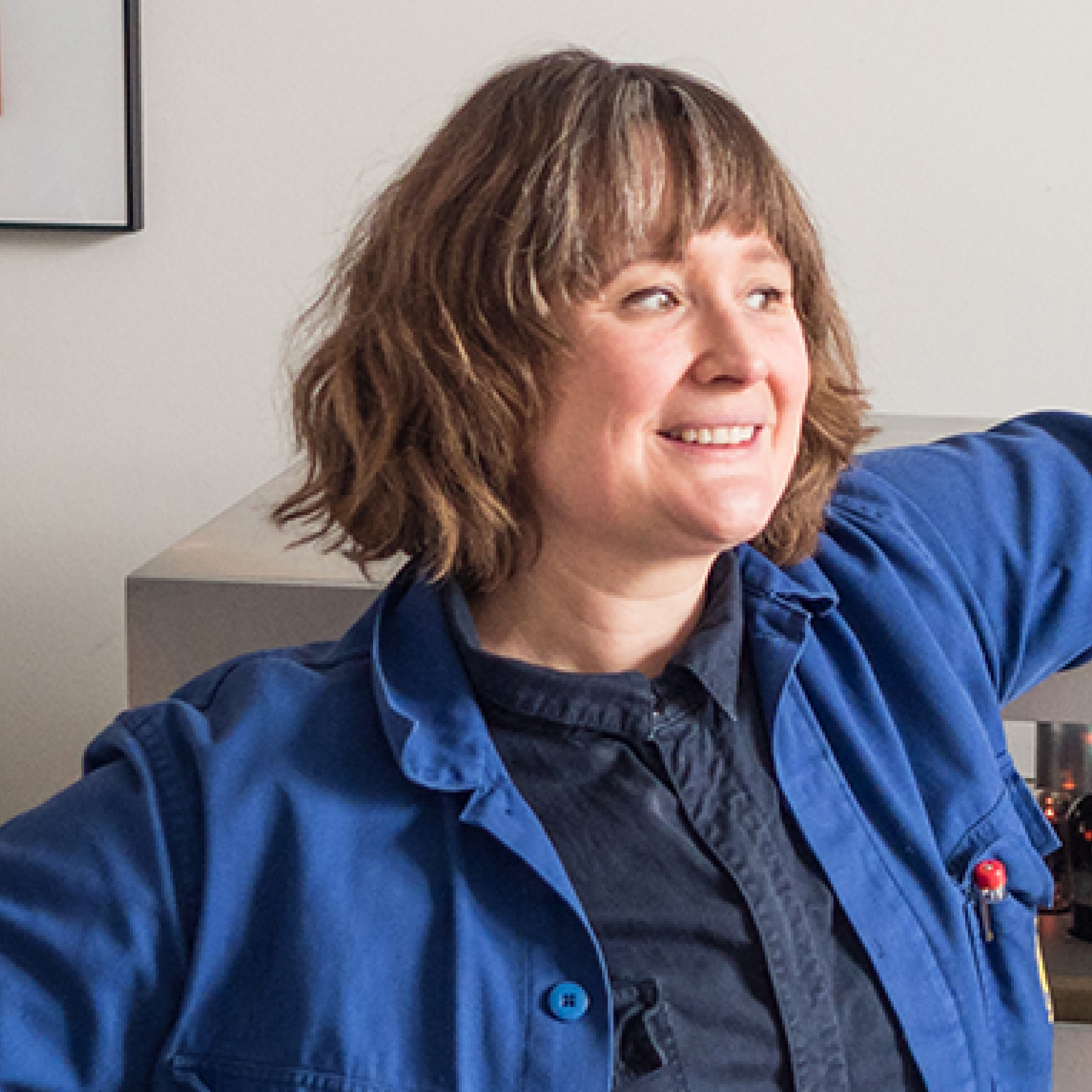 Darsha Hewitt (Canada) est artiste en nouveaux médias explorant les technologies de communication à travers l'électronique DIY (faite soi-même). Professeure invitée en études sonores et arts sonores à l'Université des Arts de Berlin. Créatrice de Hig