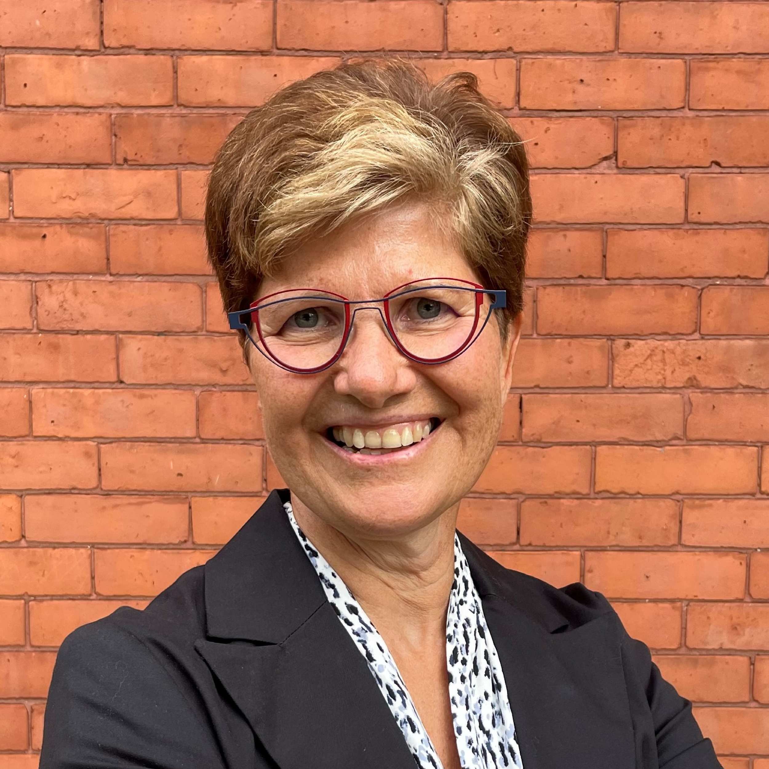 Chantal Rodier (Canada) est artiste en résidence et coordonnatrice de projets STIAM à la Faculté de génie de l'Université d'Ottawa. Elle intègre l'art et la pratique artistique au sein d'équipes multidisciplinaires en STIM; elle coprésidence le conse