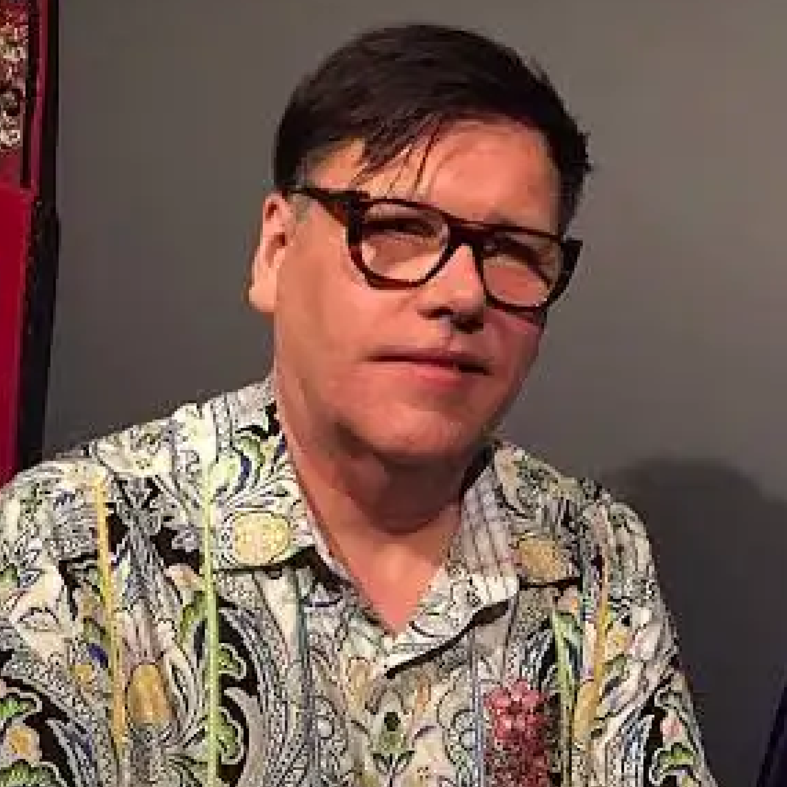 Barry Ace [Anishinaabe (Odawa)] (Canada) est un artiste multidisciplinaire, citoyen de la Première Nation de M'Chigeeng. Reconnu pour avoir fusionné le perlage traditionnel des Grands Lacs avec des composants électroniques recyclés. Lauréat du prix K