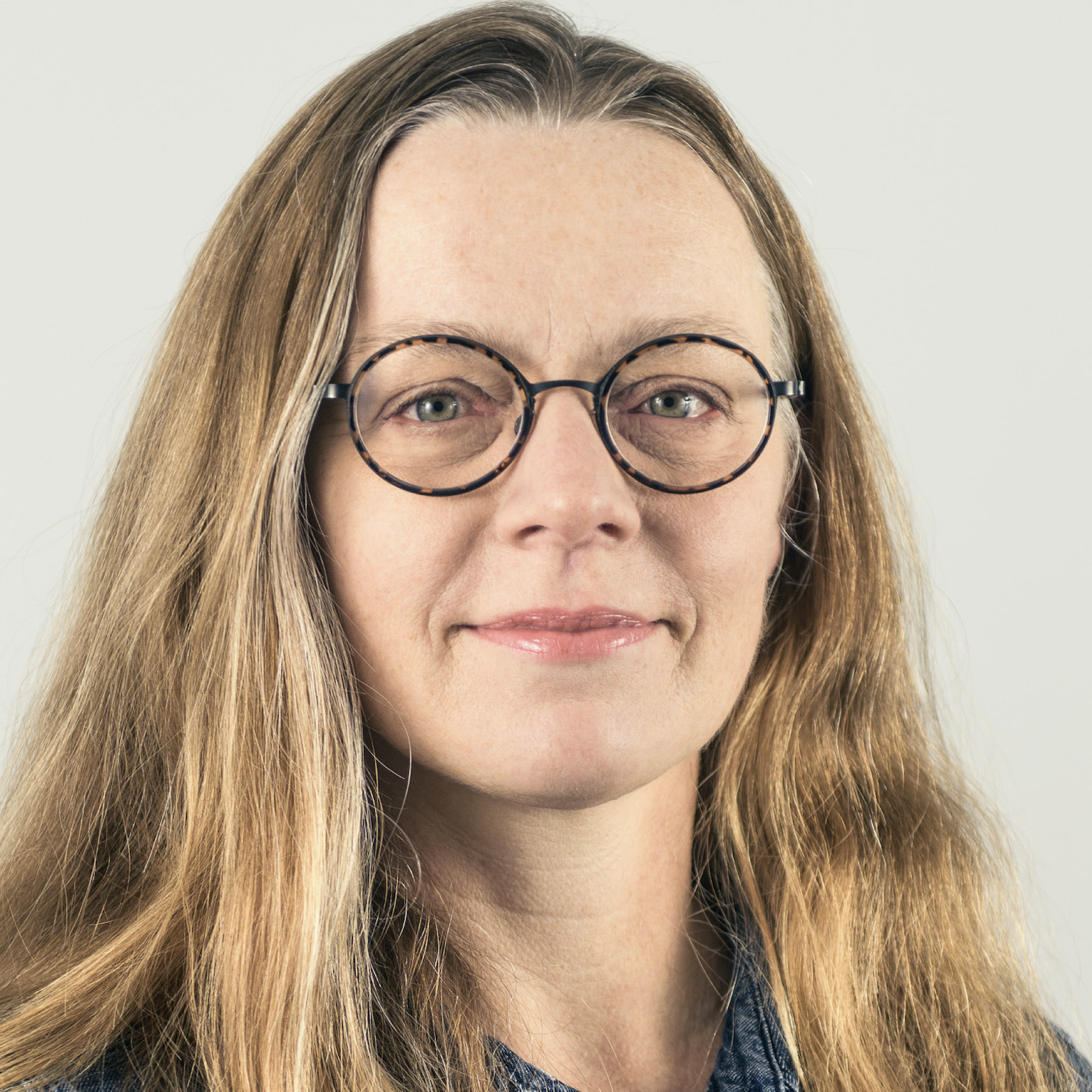 Tina Tarpgaard (Danemark) est chorégraphe; elle a fondé Recoil Performance Group en 2005. Ses œuvres chorégraphiques transesthétiques intègrent la performance en direct à des œuvres vidéo générées par logiciel, traitant le corps et les médias numériq