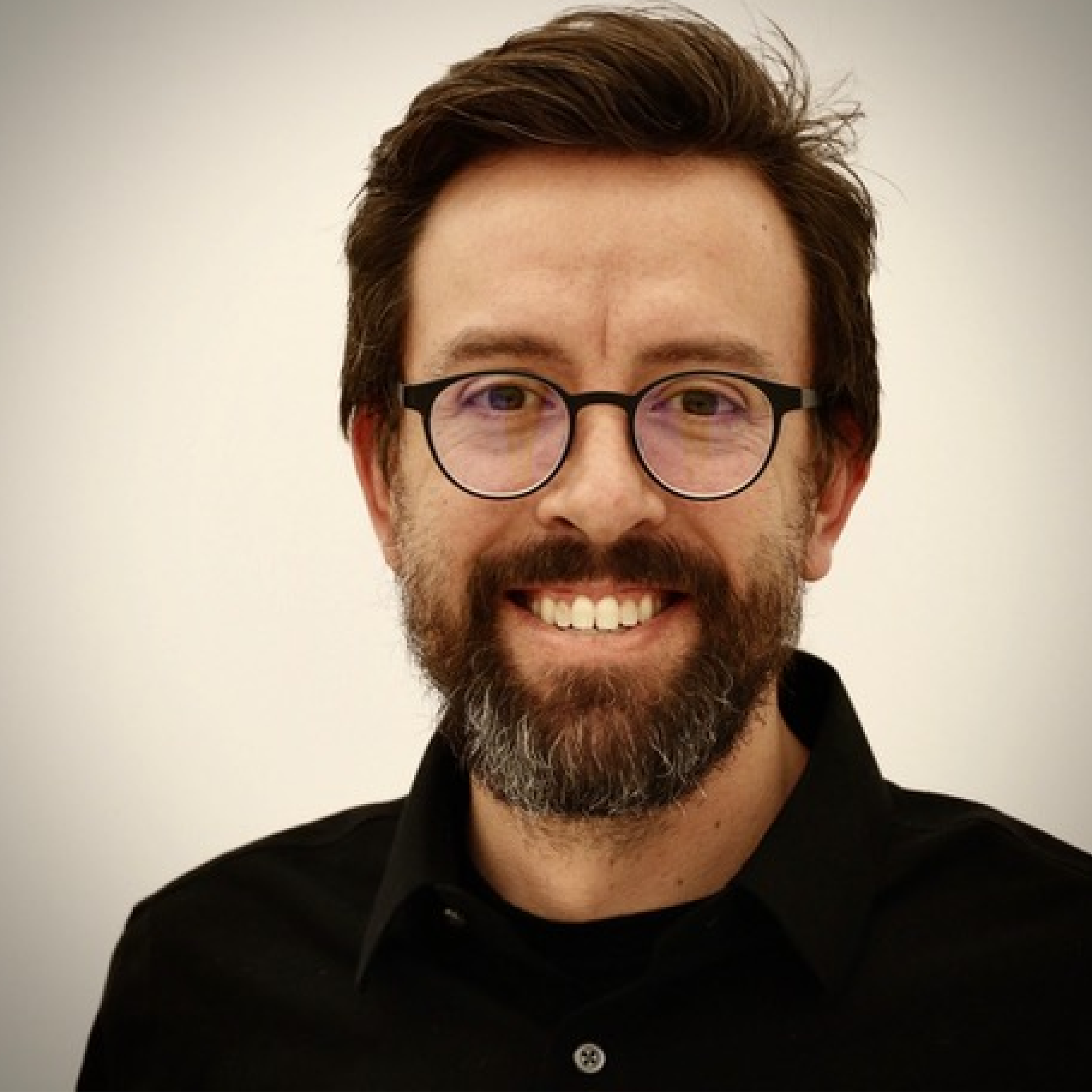 Le Dr Jason Millar (Canada) est professeur agrégé à l'Université d'Ottawa; titulaire de la Chaire de recherche du Canada en conception éthique de la robotique et de l'IA. Directeur du Canadian Robotics and AI Ethical Design Lab (CRAiEDL). Il a témoig