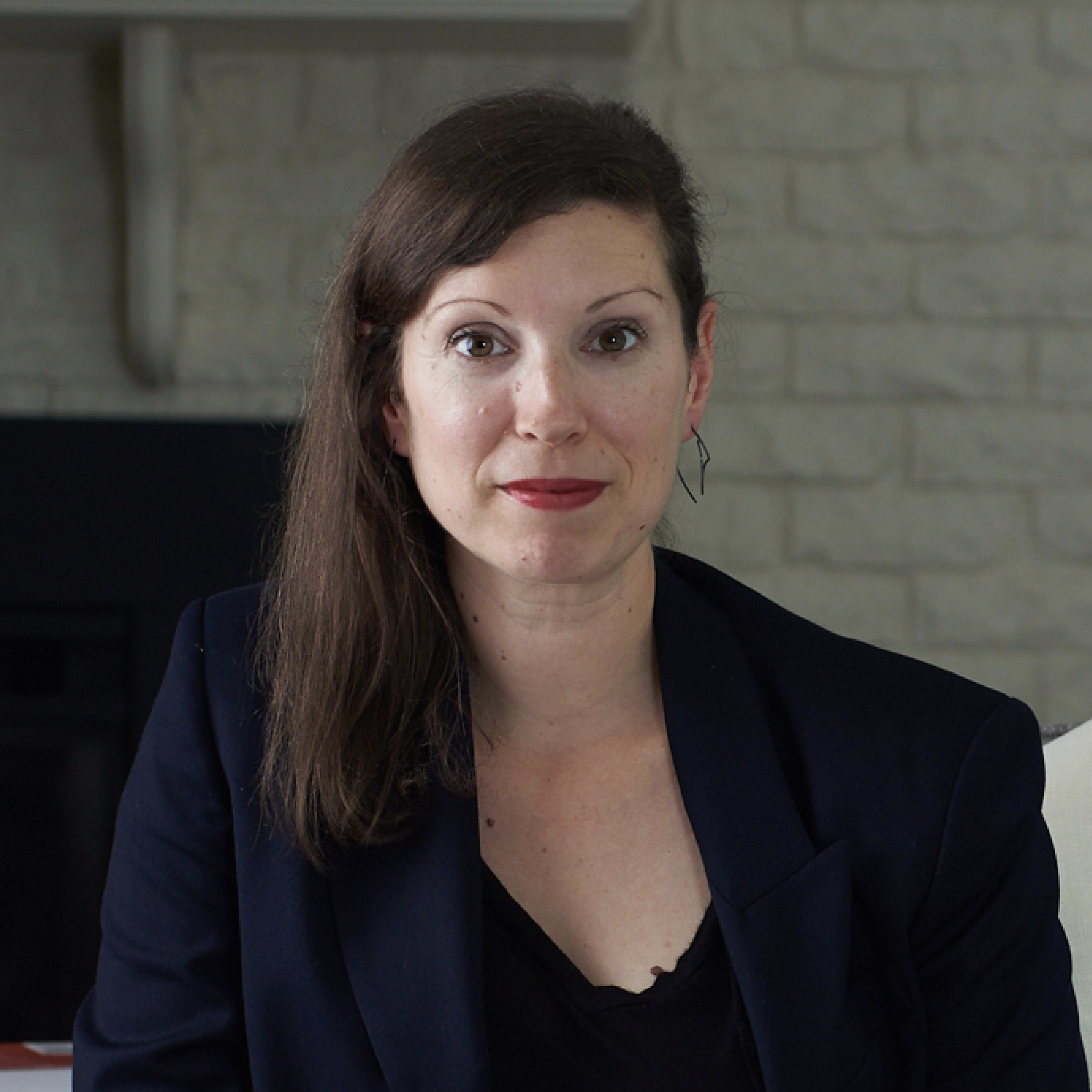 Mireille Bourgeois (Canada) est commissaire d'exposition et écrivaine acadienne blanche établie à Halifax. Fondatrice de l'IOTA Institute (2016), qui soutient les artistes travaillant à l'intersection de la technologie, de la science et de l'interven